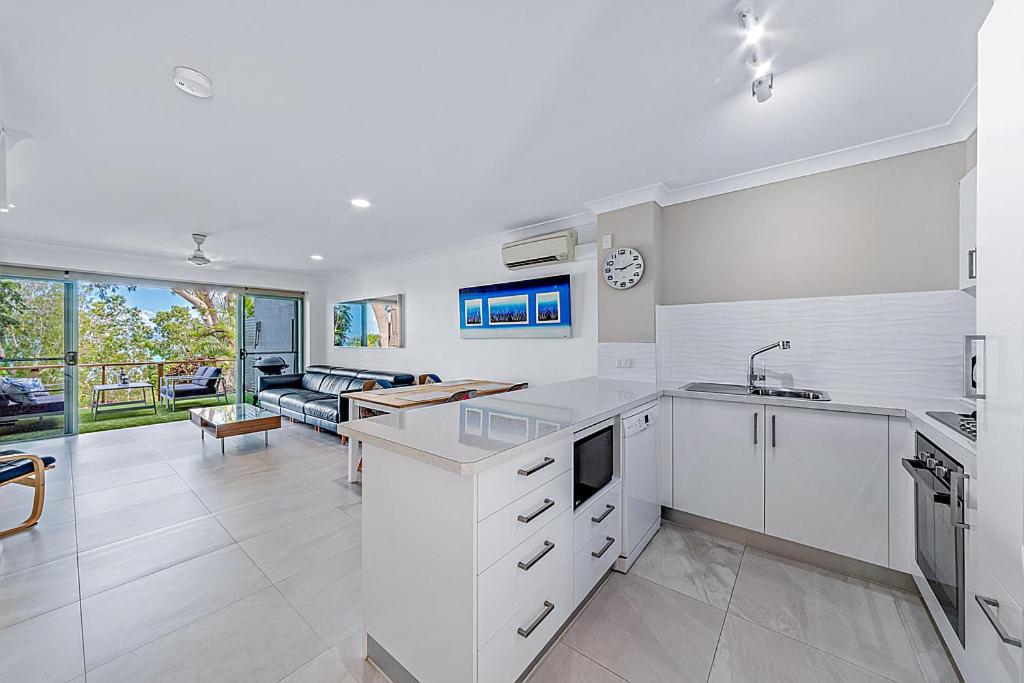 Sunset On Hamilton Island - 2 Bedroom Apartment with views and buggy
