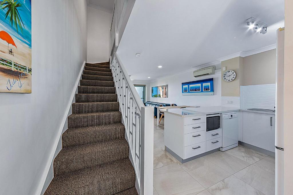 Sunset On Hamilton Island - 2 Bedroom Apartment with views and buggy