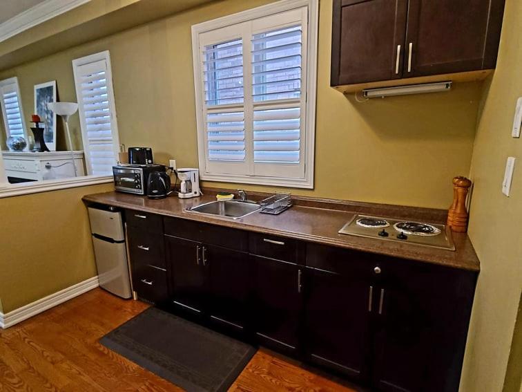 ABOVE Ground 1 Bedroom Suite in a House