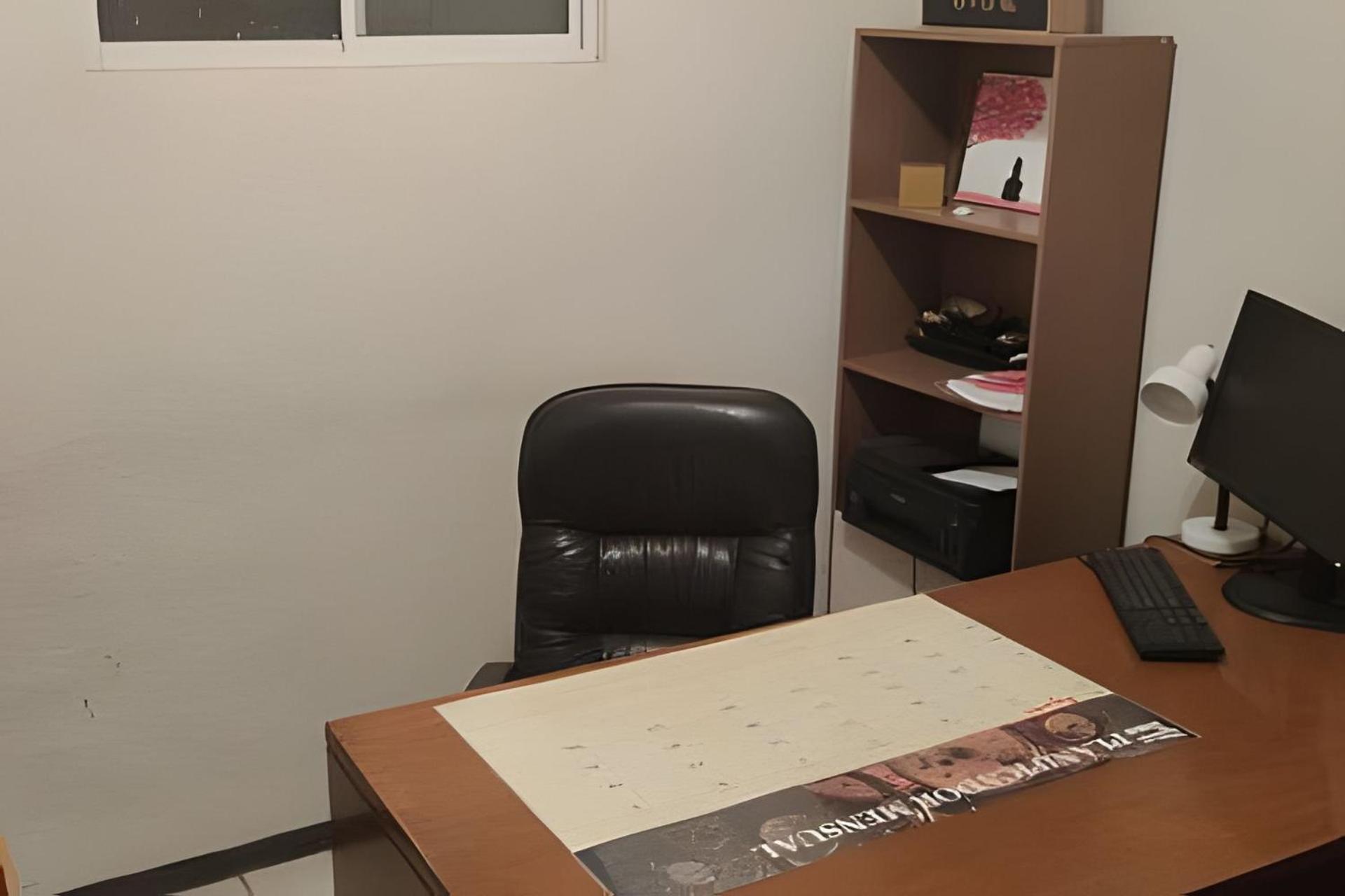 Departamento con vista a la ciudad, Consulado cerca