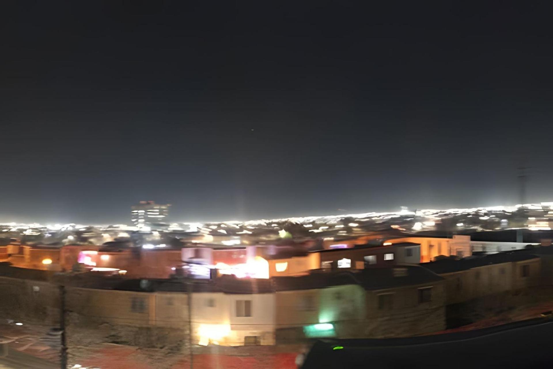 Departamento con vista a la ciudad, Consulado cerca