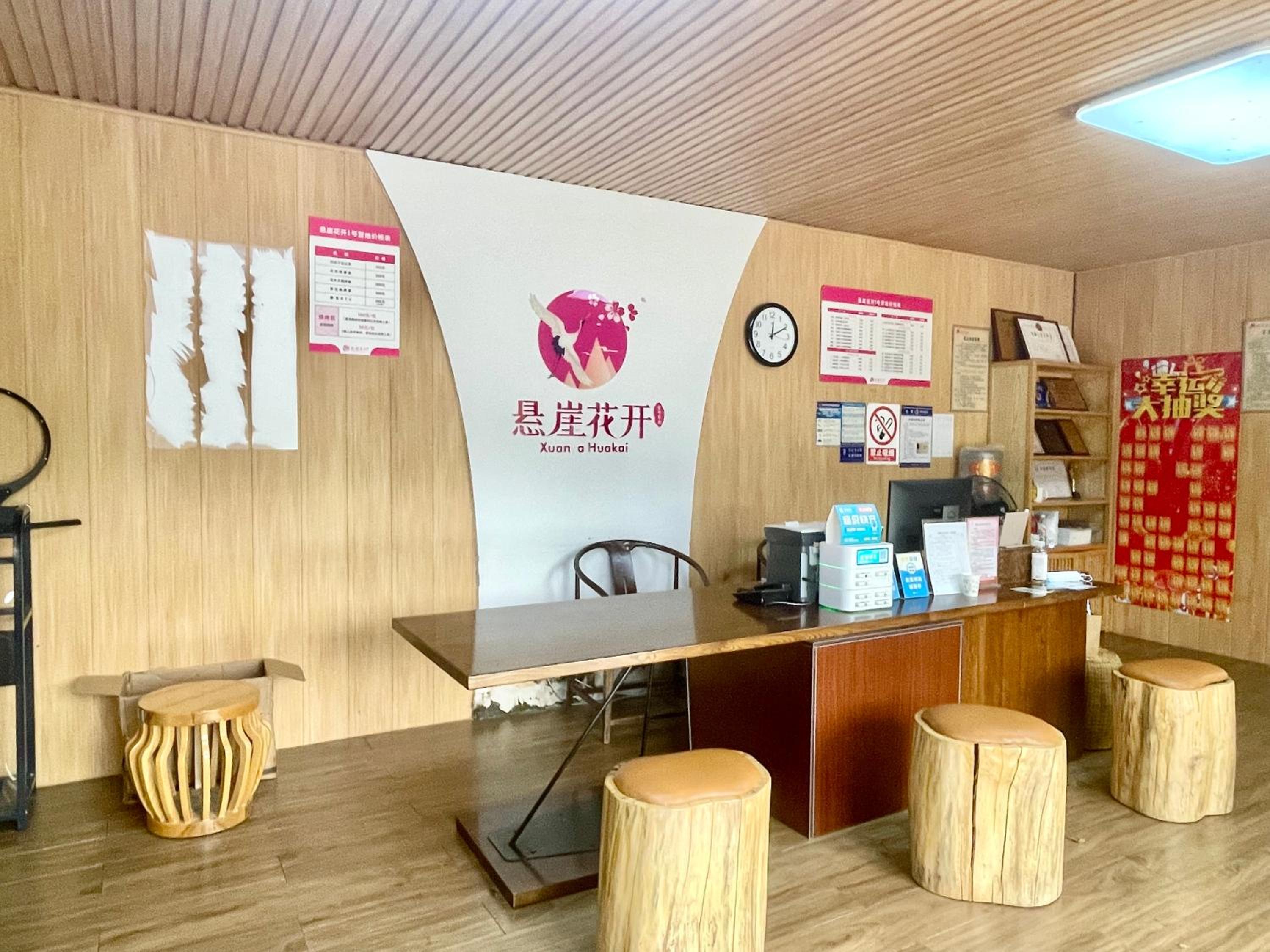 Zhangjiajie Cliff Flower RV Tent Hotel