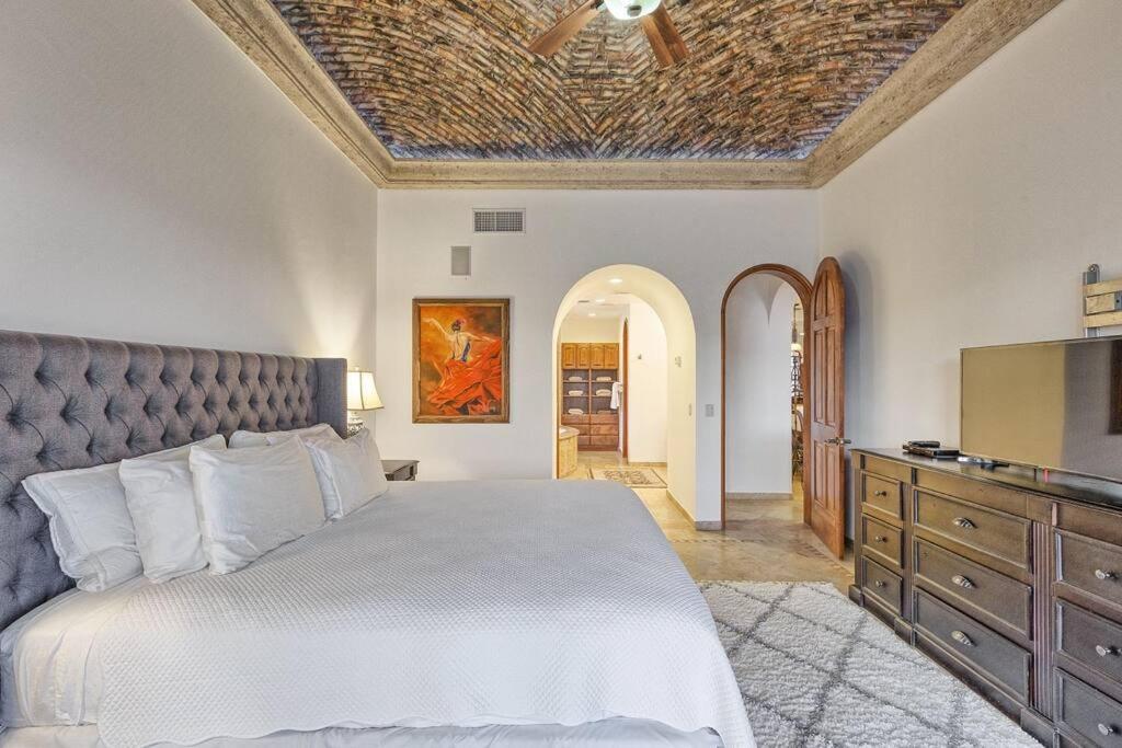 Luxury Ocean View Villa on Sandy Beach