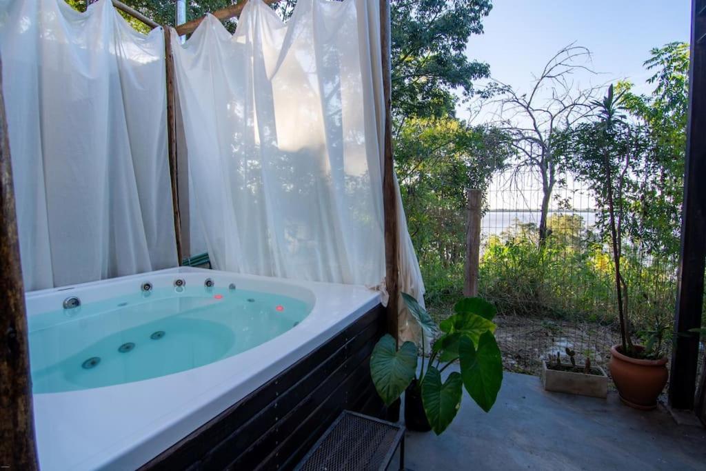 Hermosa casa, terraza al río, Jacuzzi climatizado