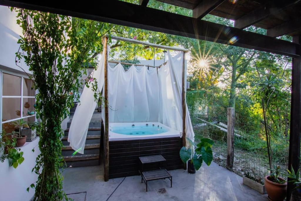 Hermosa casa, terraza al río, Jacuzzi climatizado