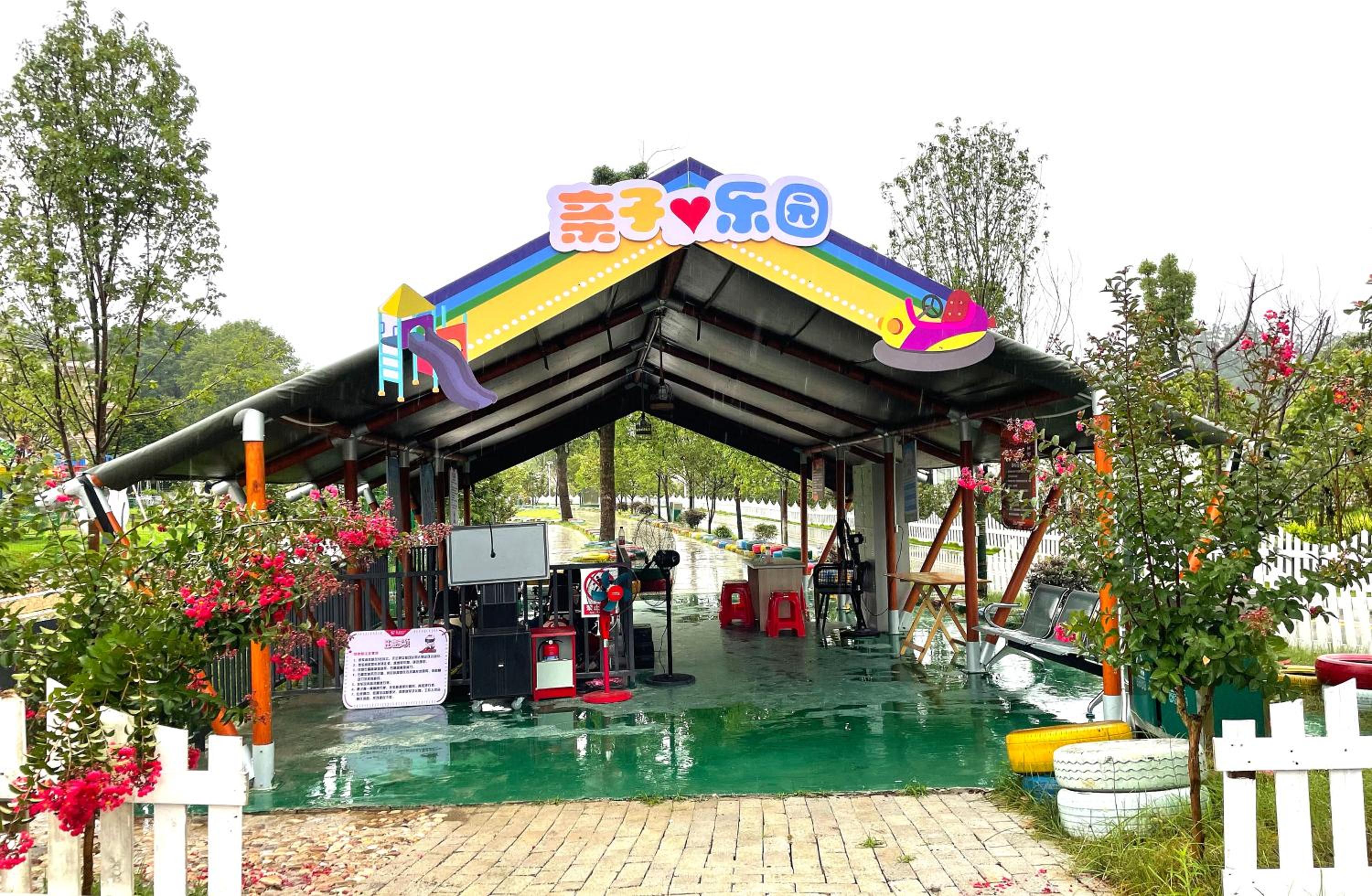 Zhangjiajie Cliff Flower RV Tent Hotel
