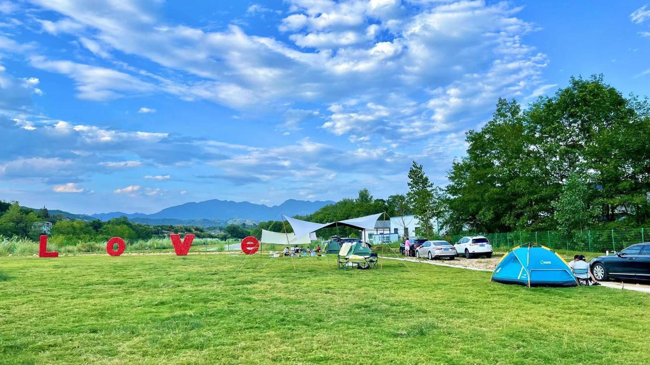 Zhangjiajie Cliff Flower RV Tent Hotel