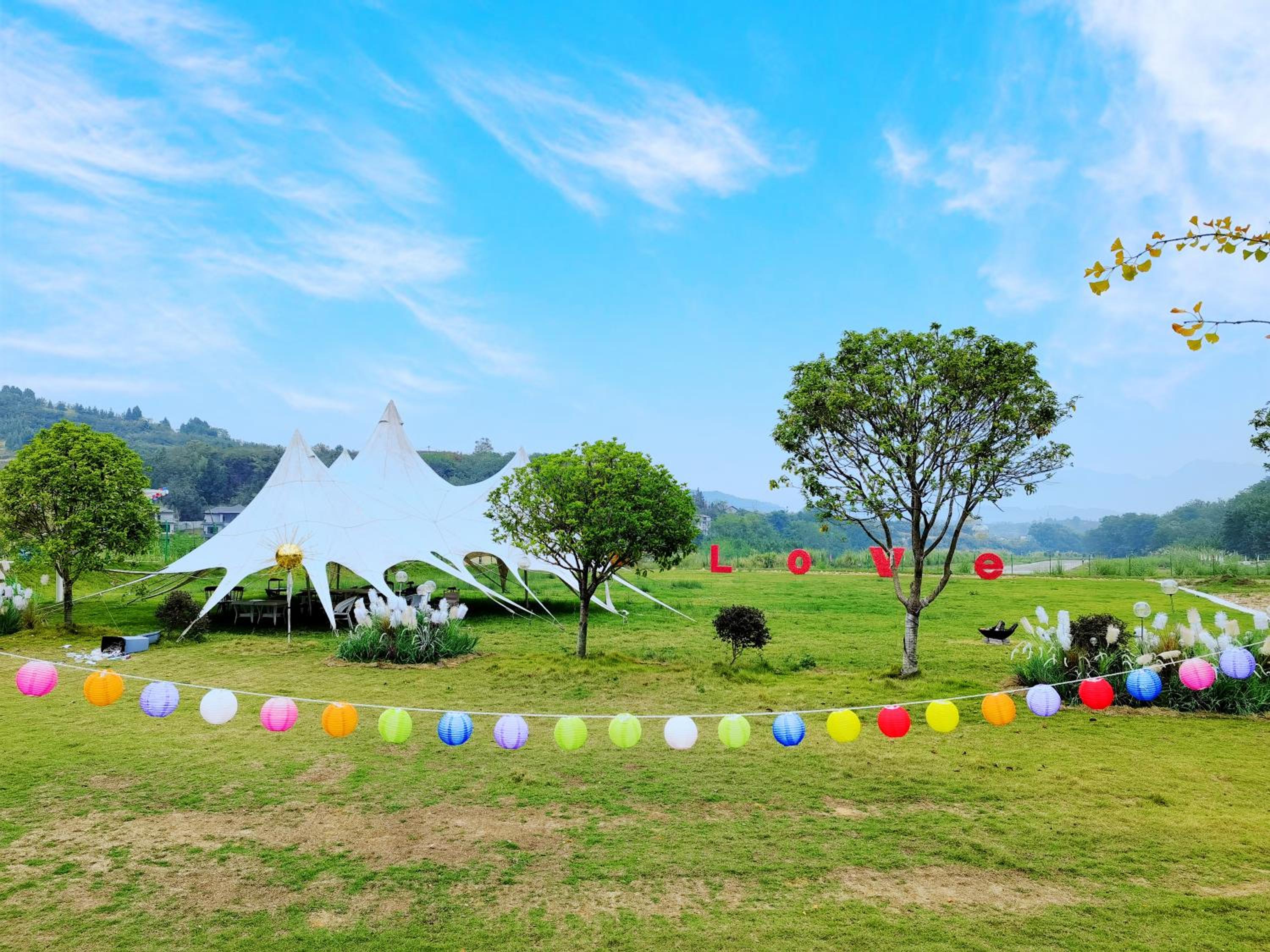 Zhangjiajie Cliff Flower RV Tent Hotel
