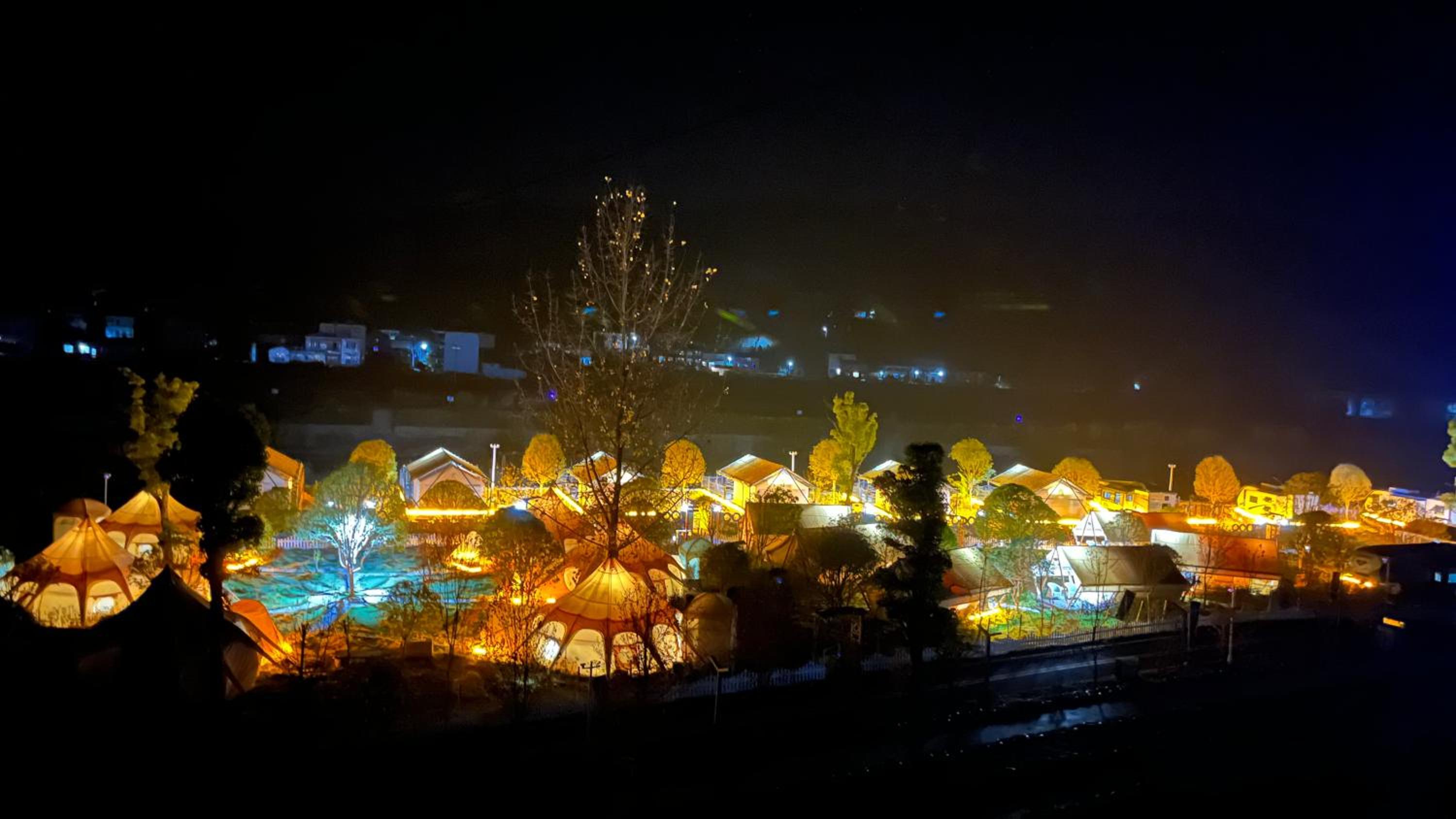 Zhangjiajie Cliff Flower RV Tent Hotel