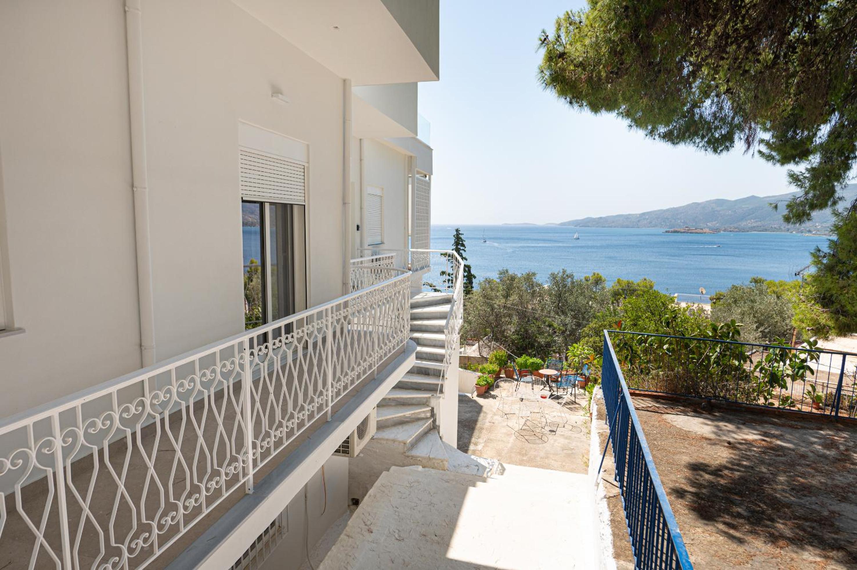 SEMIRAMIS Luxury Apartments