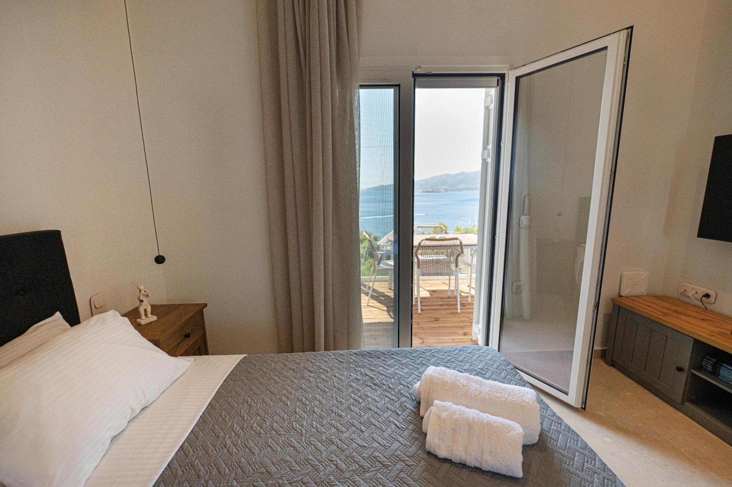 SEMIRAMIS Luxury Apartments