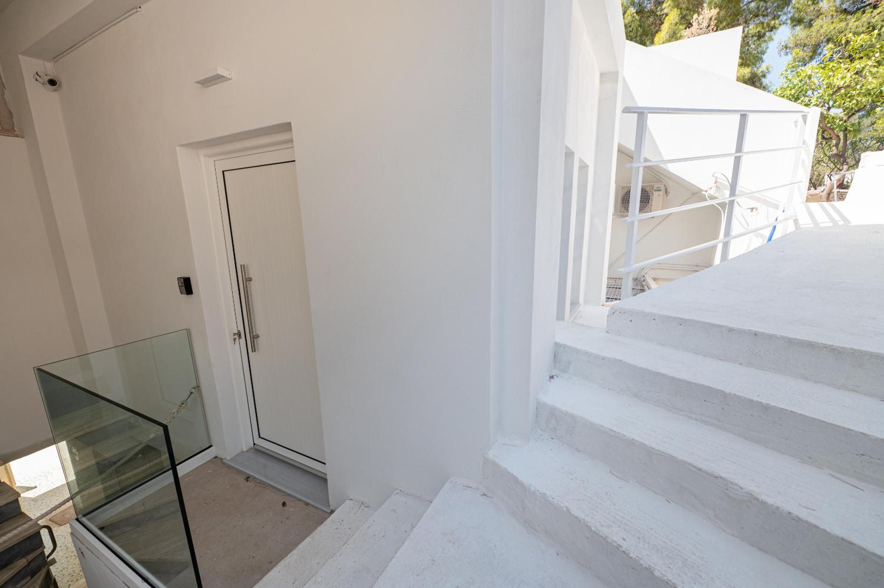 SEMIRAMIS Luxury Apartments