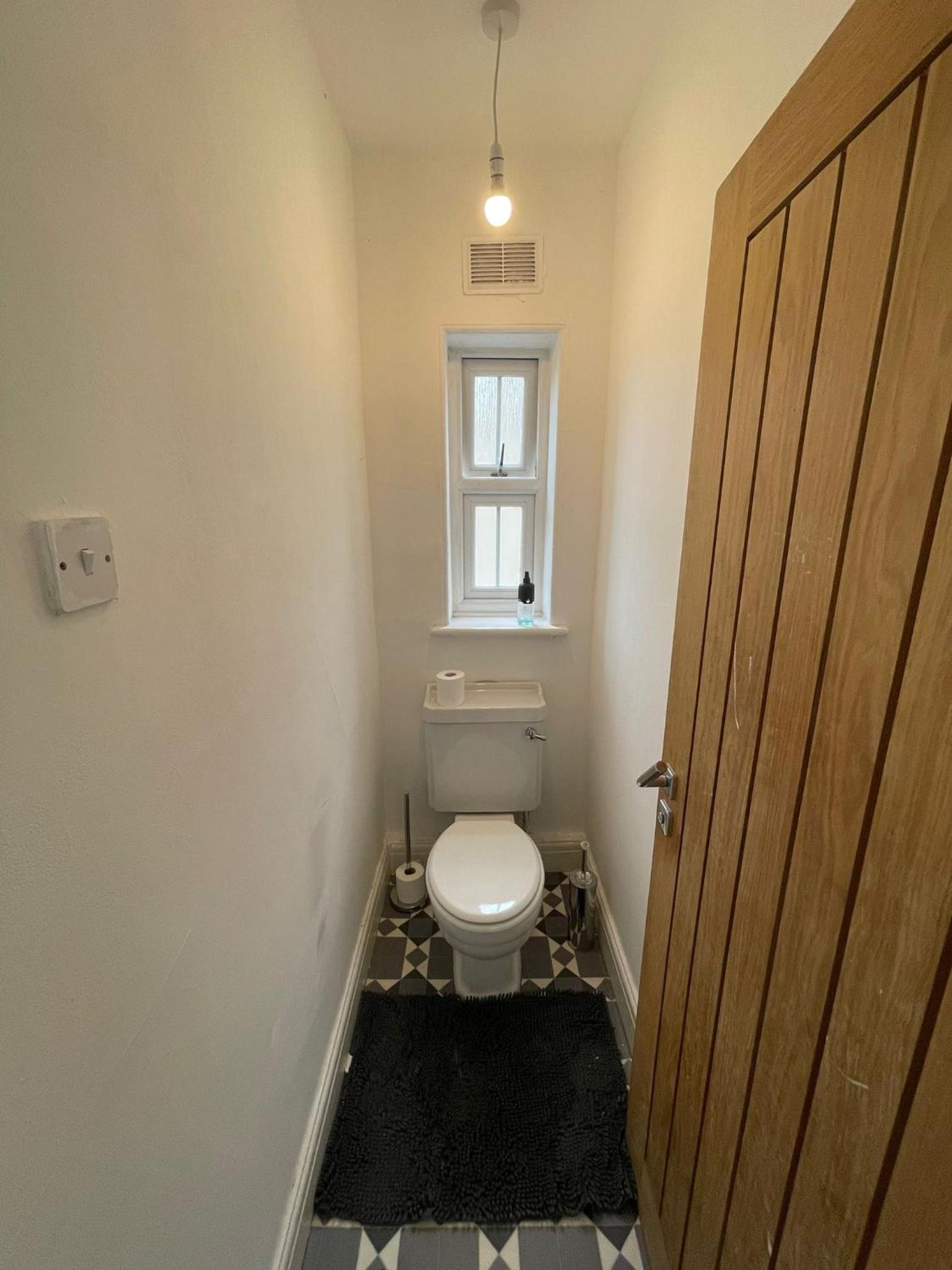 Charming 4-Bed House in Sheffield view 4