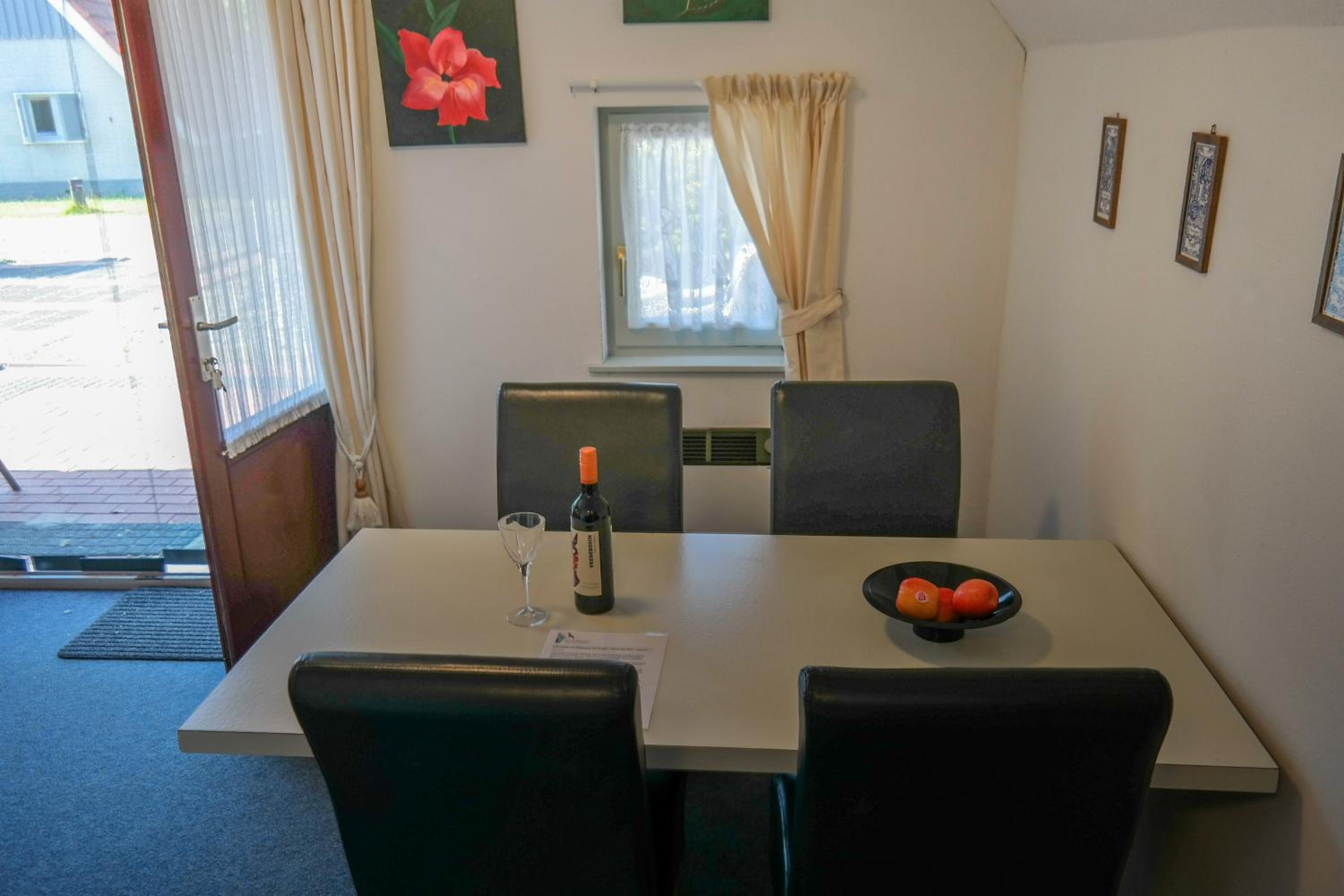 Dike House Affordable 6-Person Holiday Home Near the Sea Dike view 5