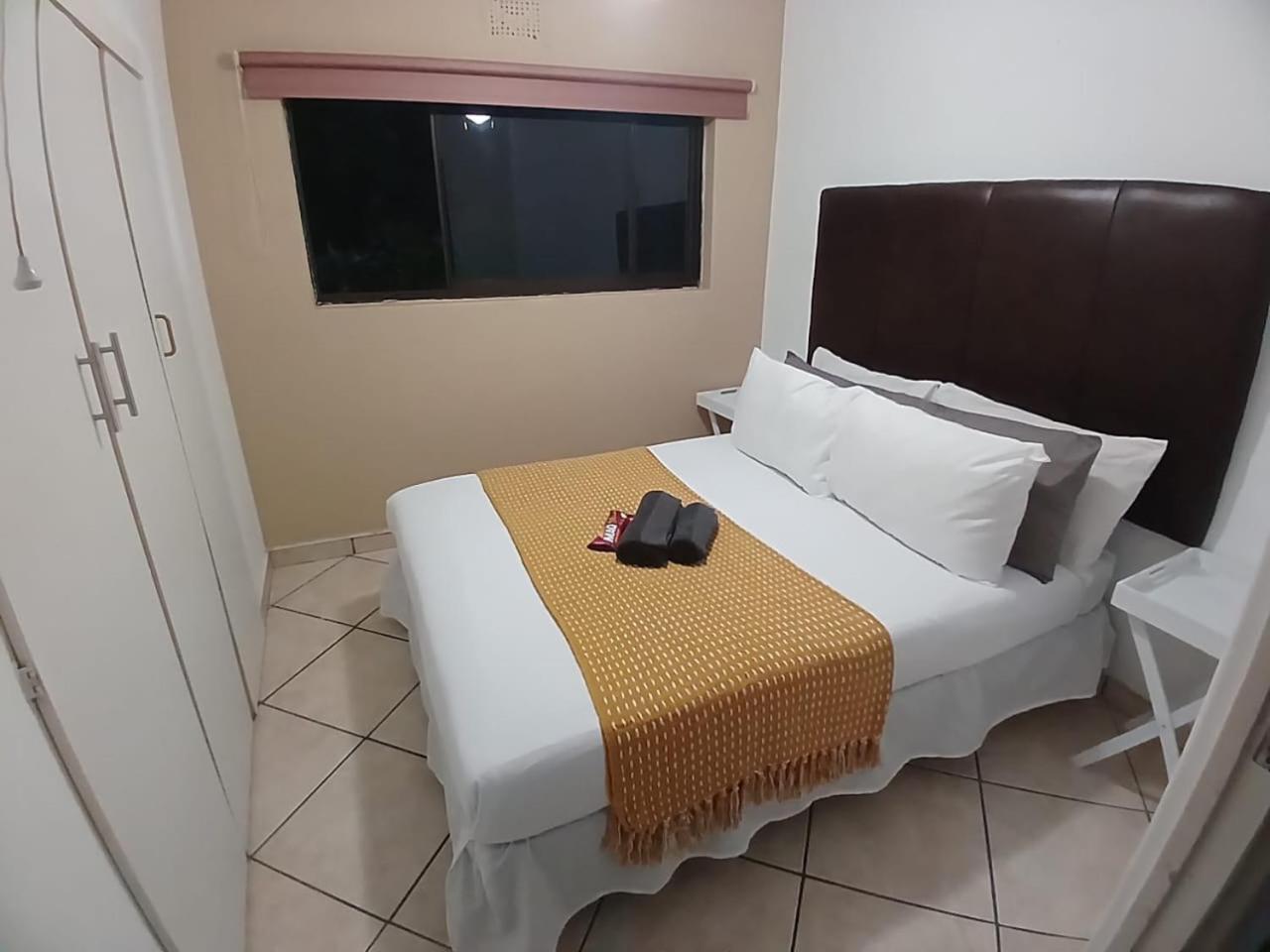 Cozy Margate Retreat family home with 2 Bedrooms view 3
