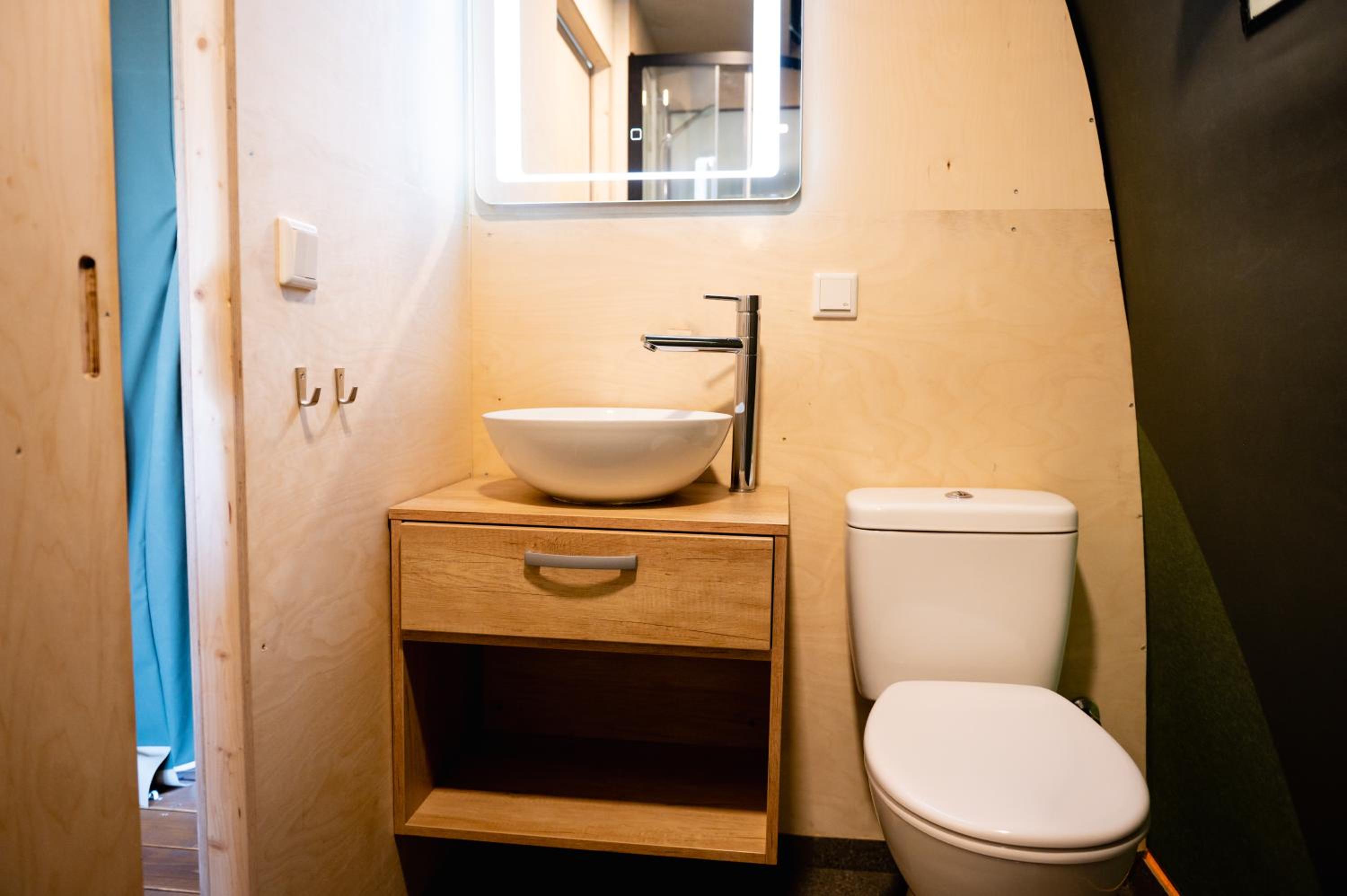 Luxe logdetent met privé sanitair view 4