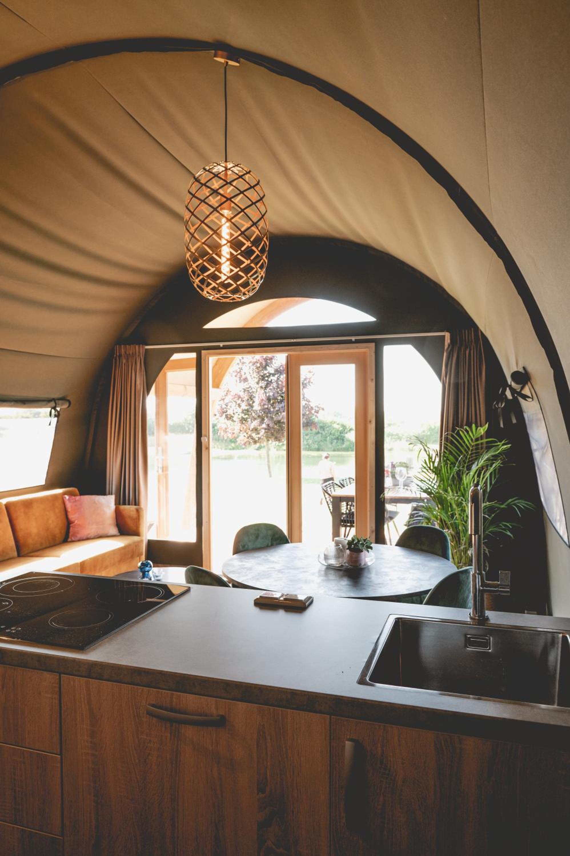 Luxe logdetent met privé sanitair view 3