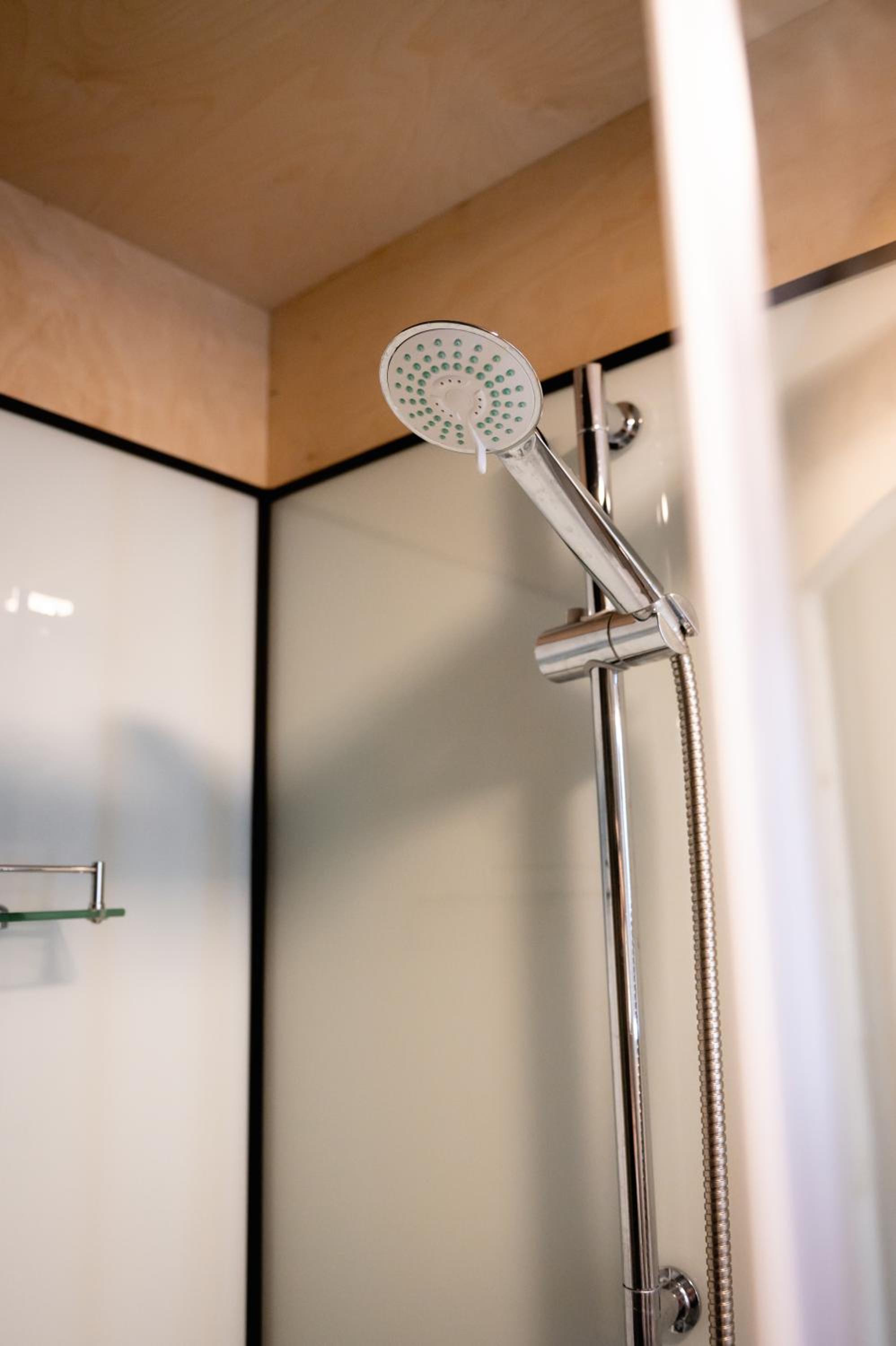 Luxe logdetent met privé sanitair view 2