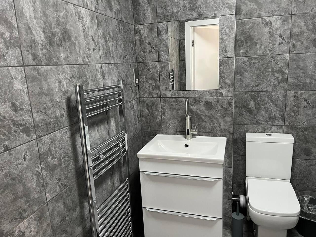 2-Bed Apartment Sleeps 5 - Free Parking - Balcony view 3