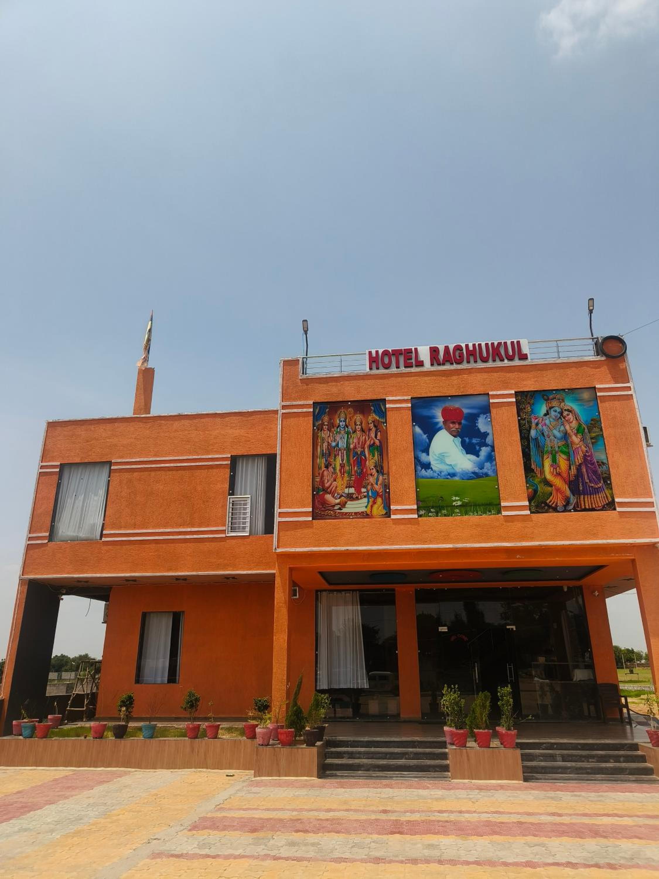 Hotel Raghukul