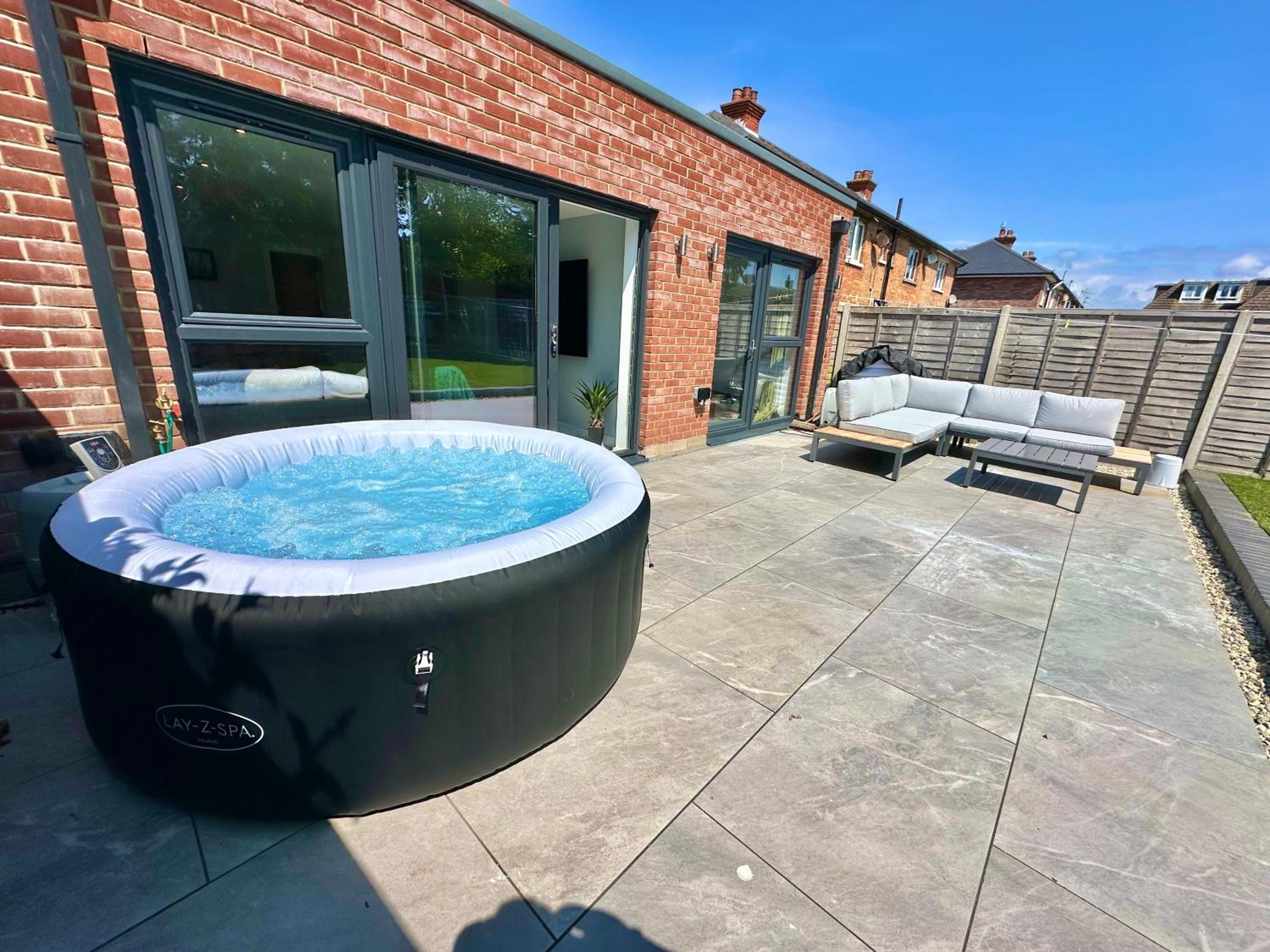 Hotel Modern Three Bedroom Home With Hot Tub And Garden - Christchurch Location - Sleeps 7