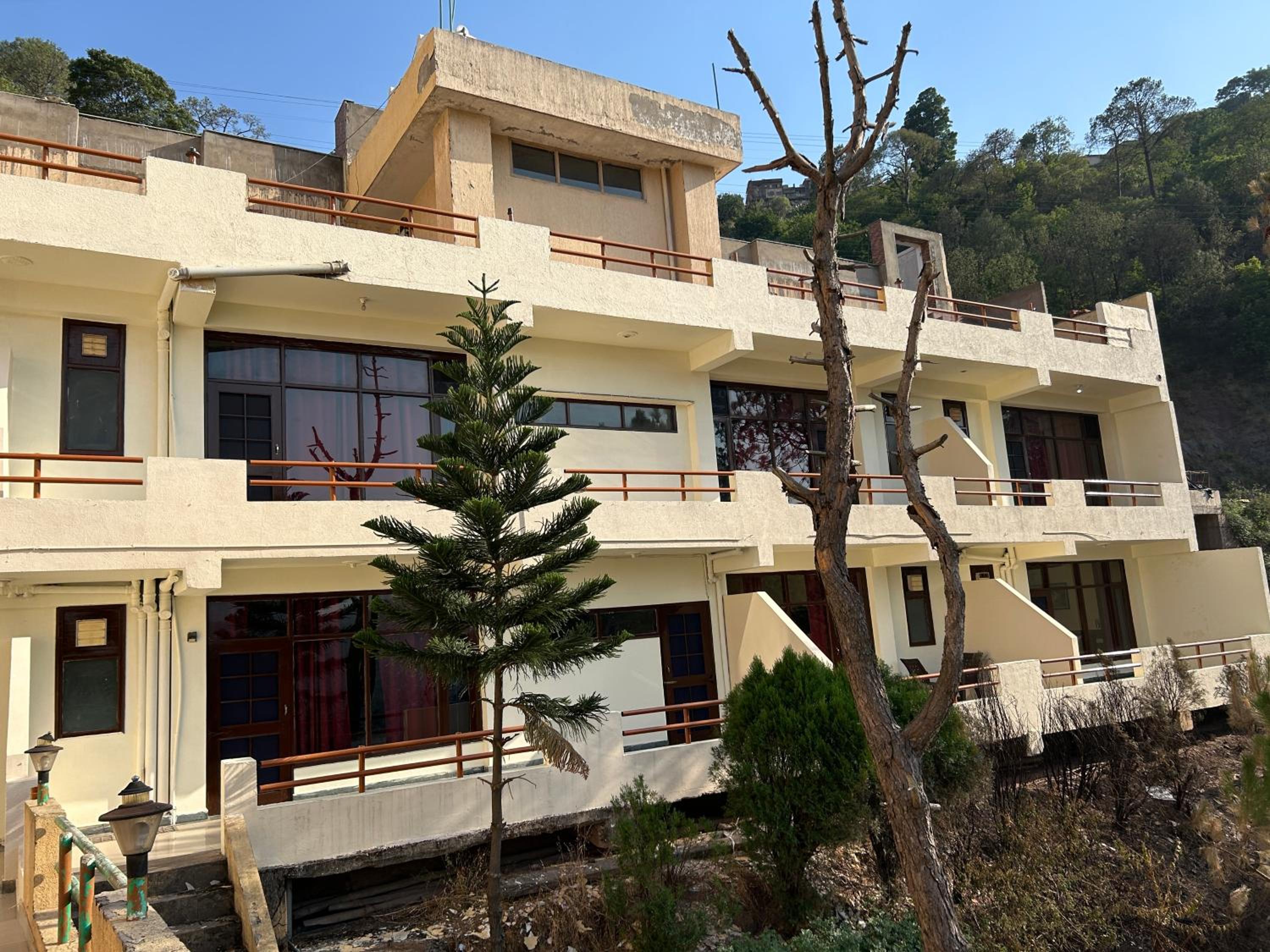 Couple friendly Deluxe Rooms Kasauli Hills Kumarhatti
