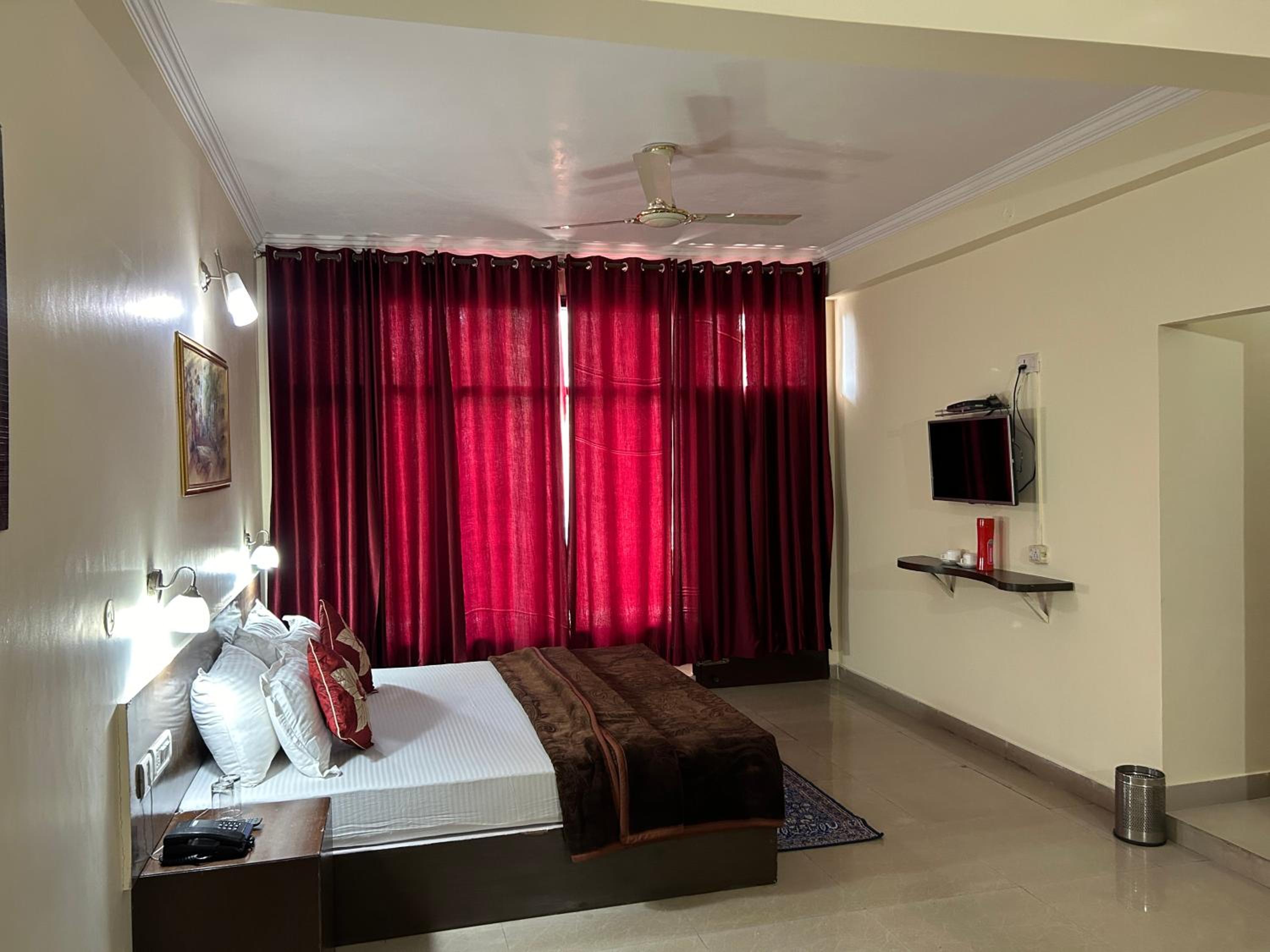 Couple friendly Deluxe Rooms Kasauli Hills Kumarhatti