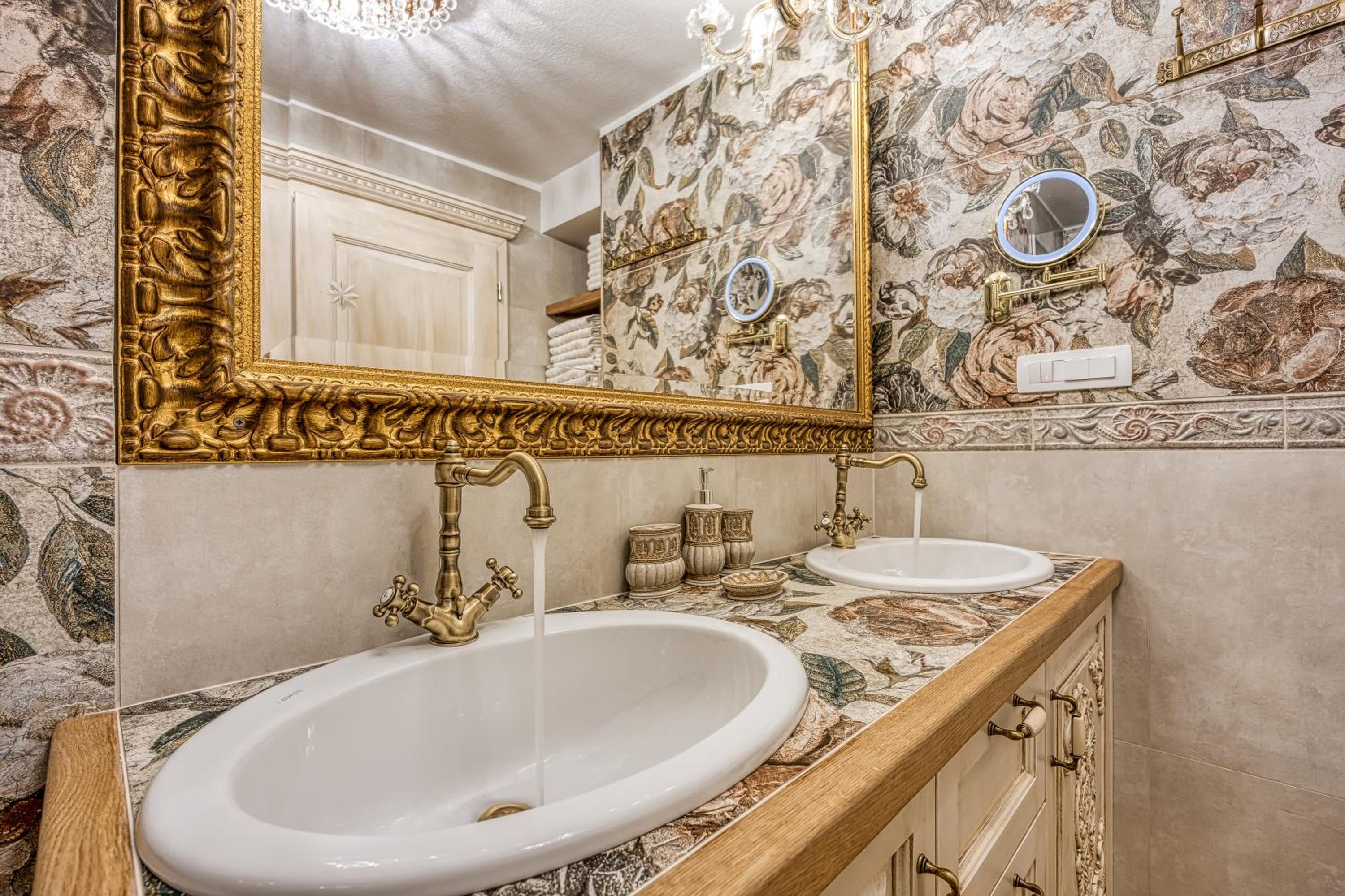 Royal Garden Suite - Happy Rentals view 3