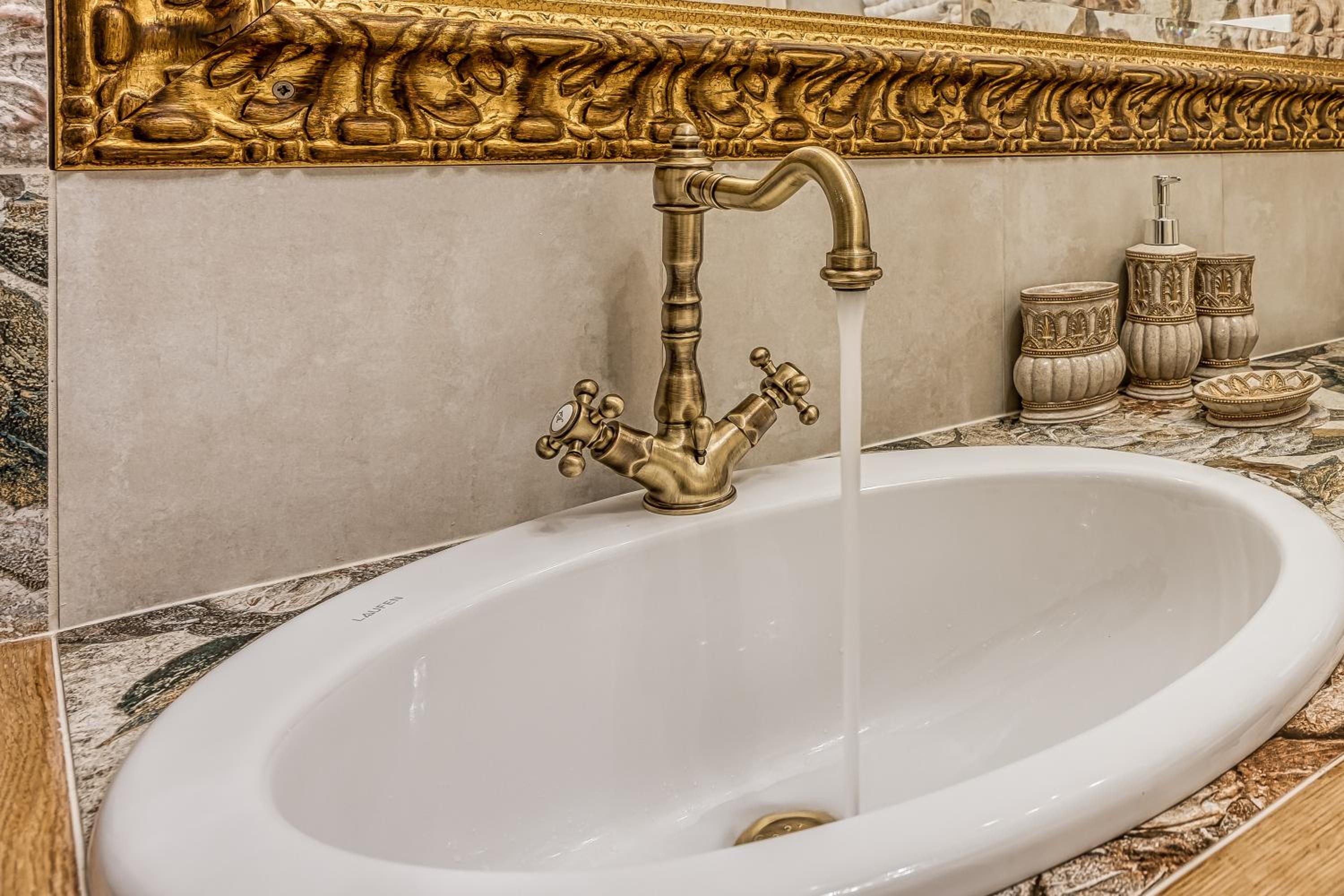 Royal Garden Suite - Happy Rentals view 4
