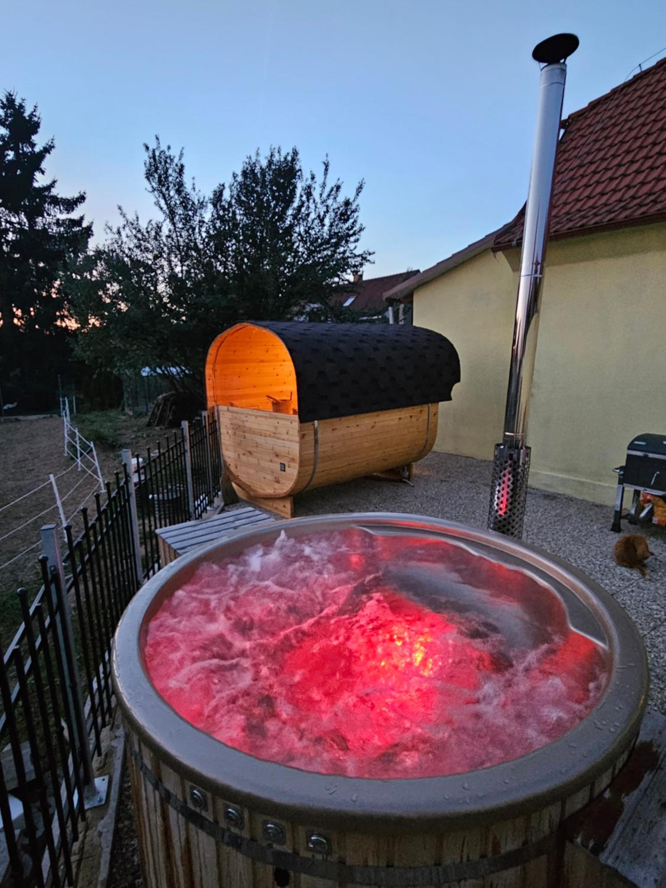 Vířivka a sauna na pokoji,nebo na vlastní terase - Farma u Příbrami