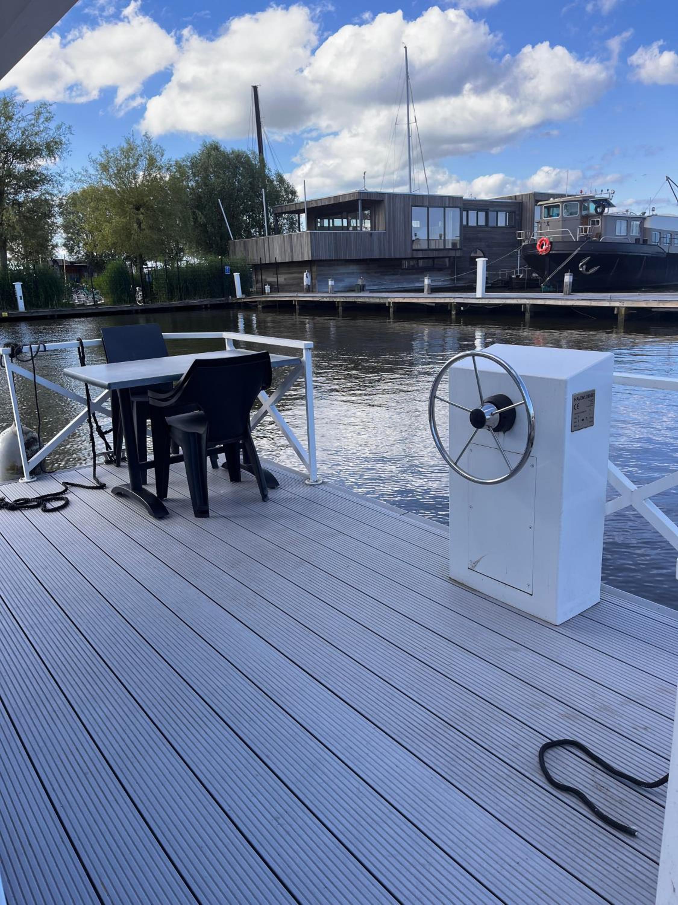 Comfi Houseboat Maatrollie in Monnickendam close to Amsterdam view 4