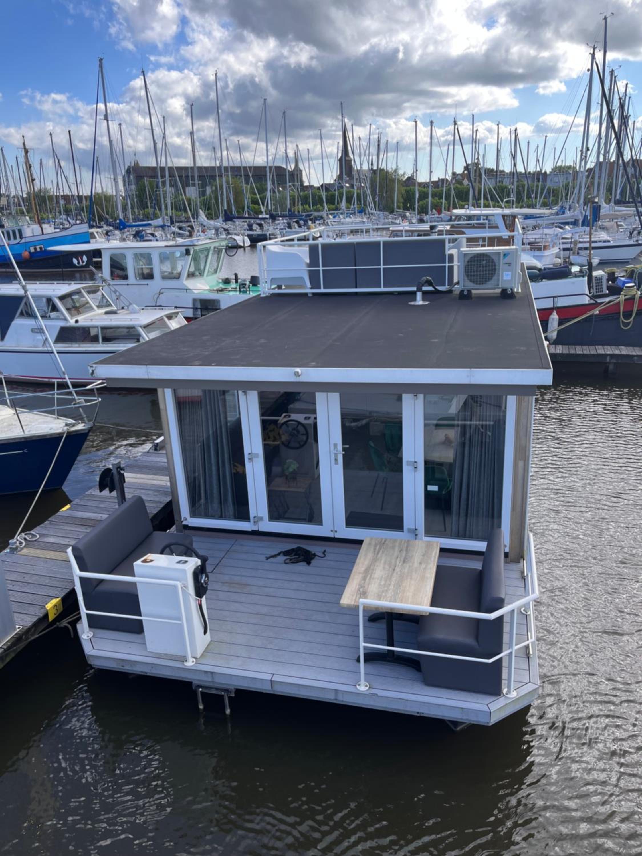 Comfi Houseboat Maatrollie in Monnickendam close to Amsterdam view 5
