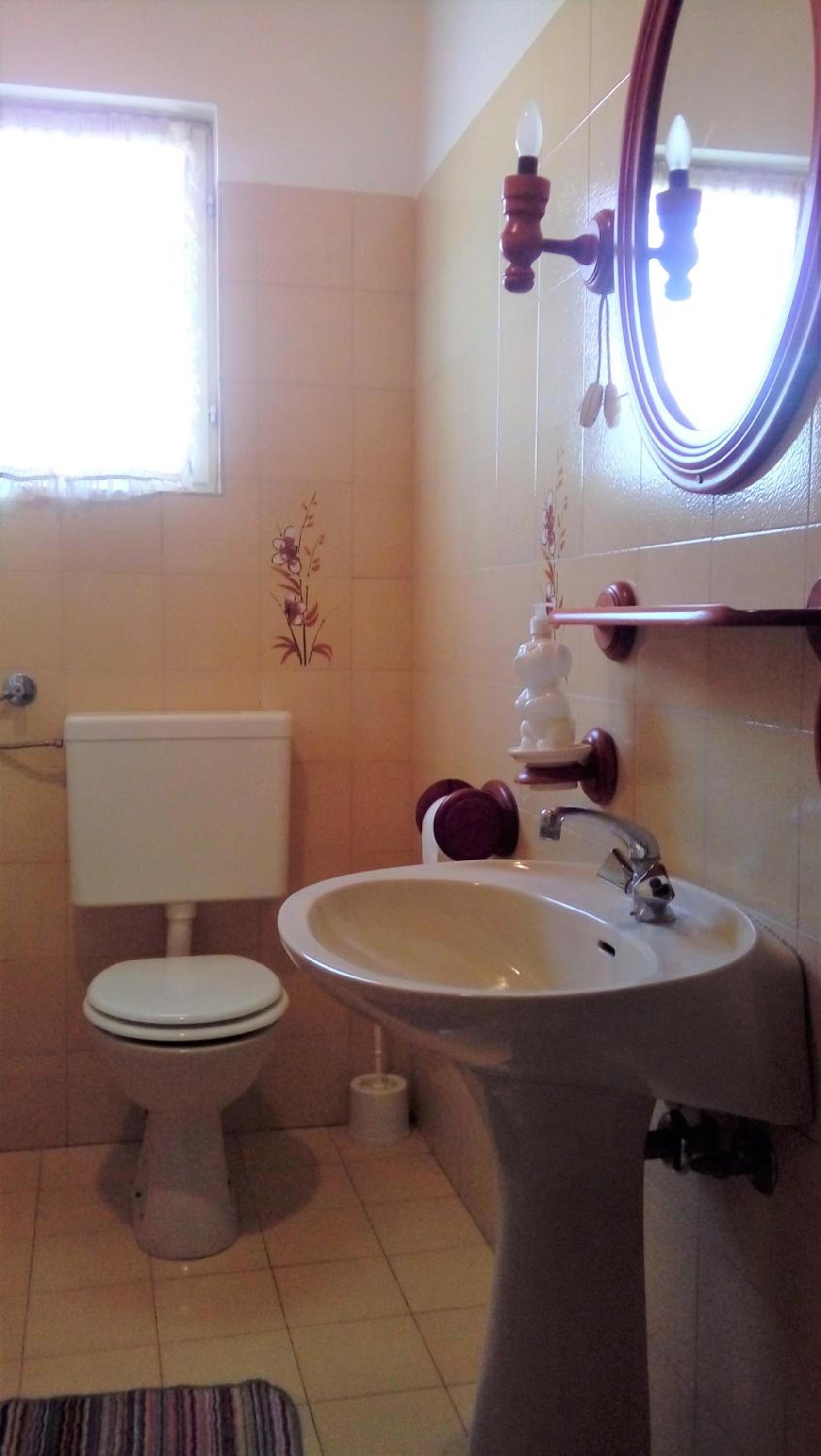 Affordable Rooms Almira with shared kitchen view 4