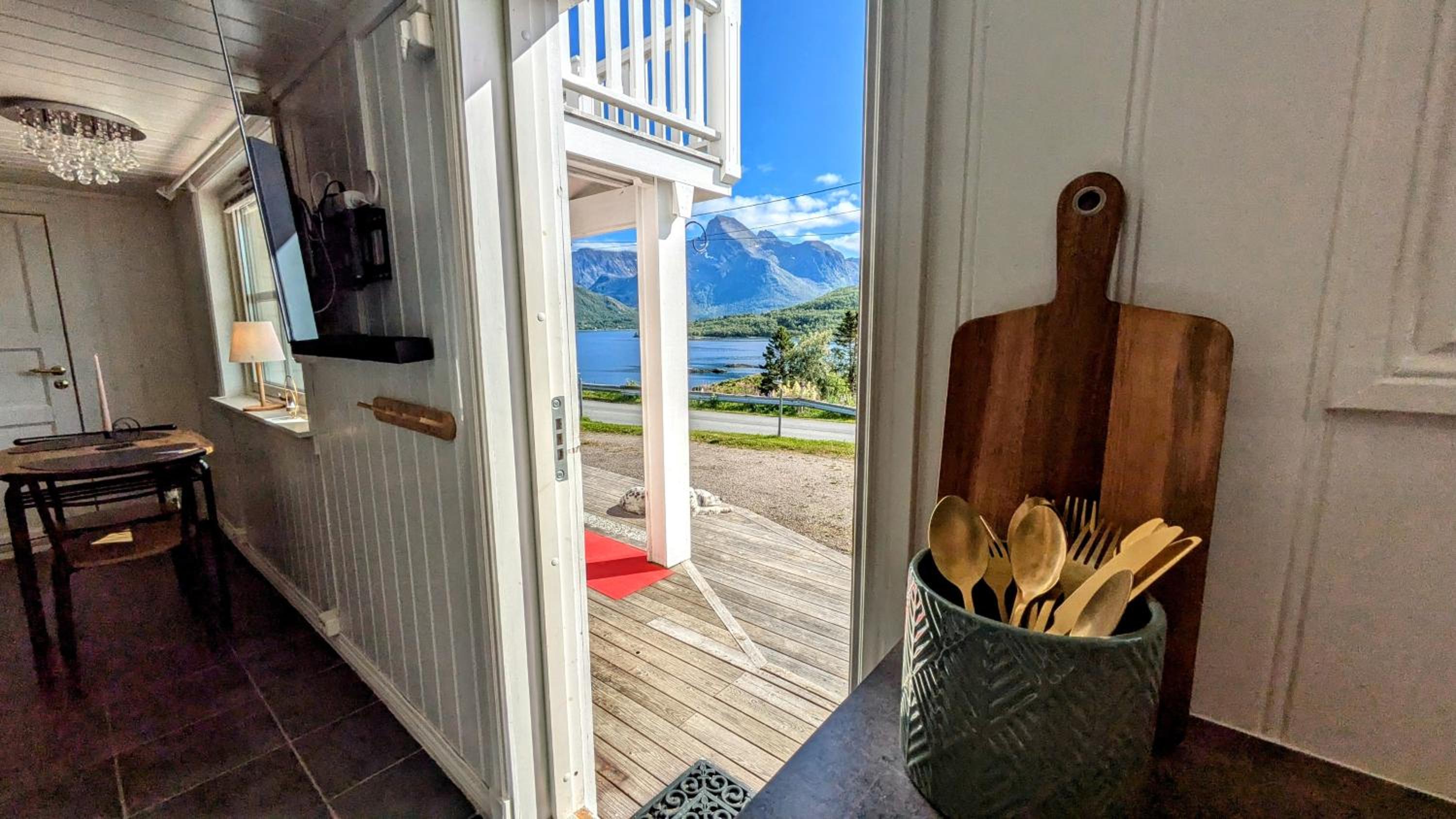Exclusive and Cosy! Sea and Mountian View - Superfast Wifi, Washer and more included view 2