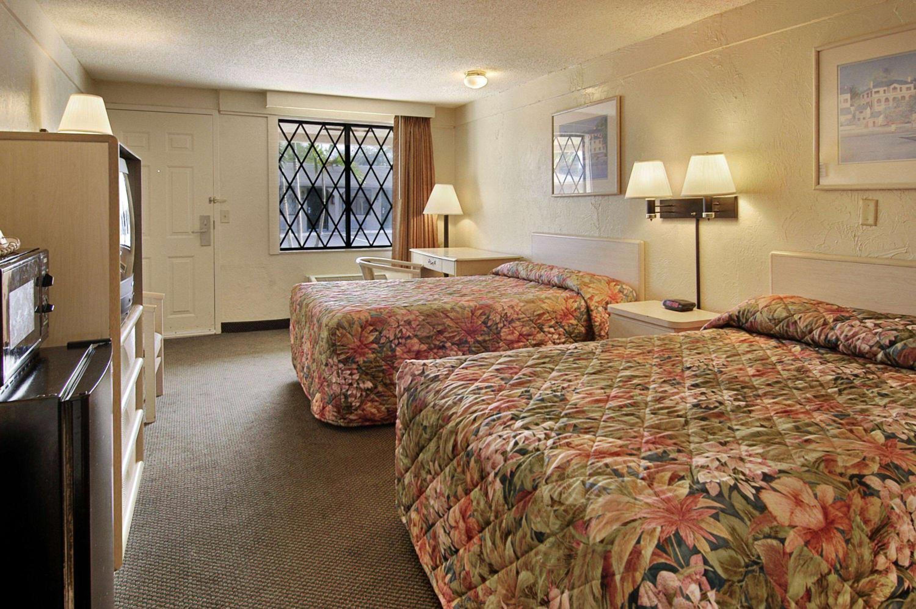 Super 8 by Wyndham Lantana West Palm Beach view 5