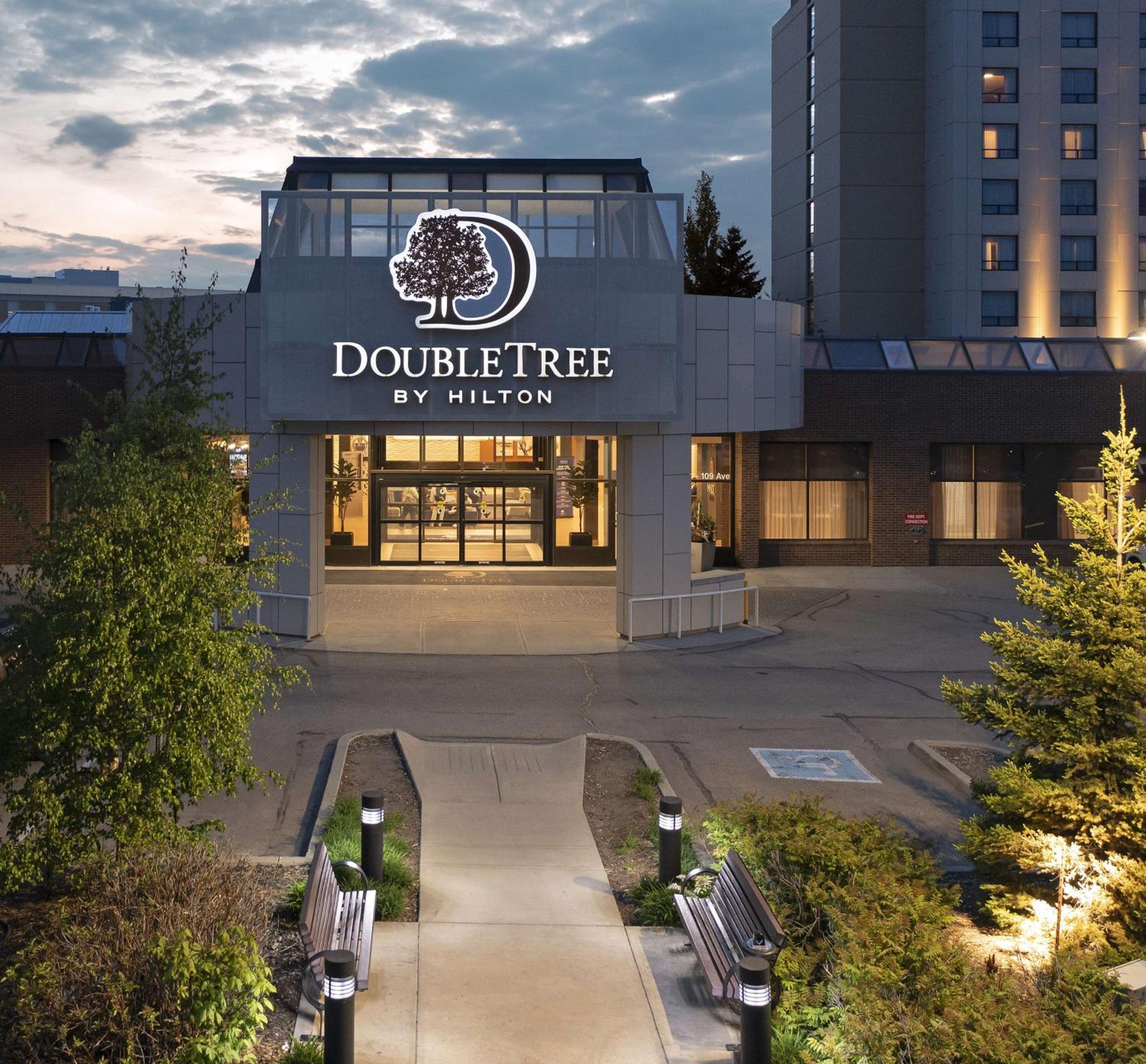 Hotel DoubleTree by Hilton West Edmonton - Image 1