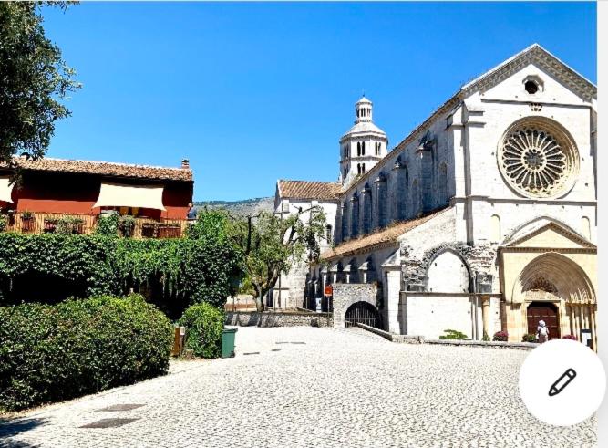 Casette rosse nel borgo medievale di Fossanova view 3