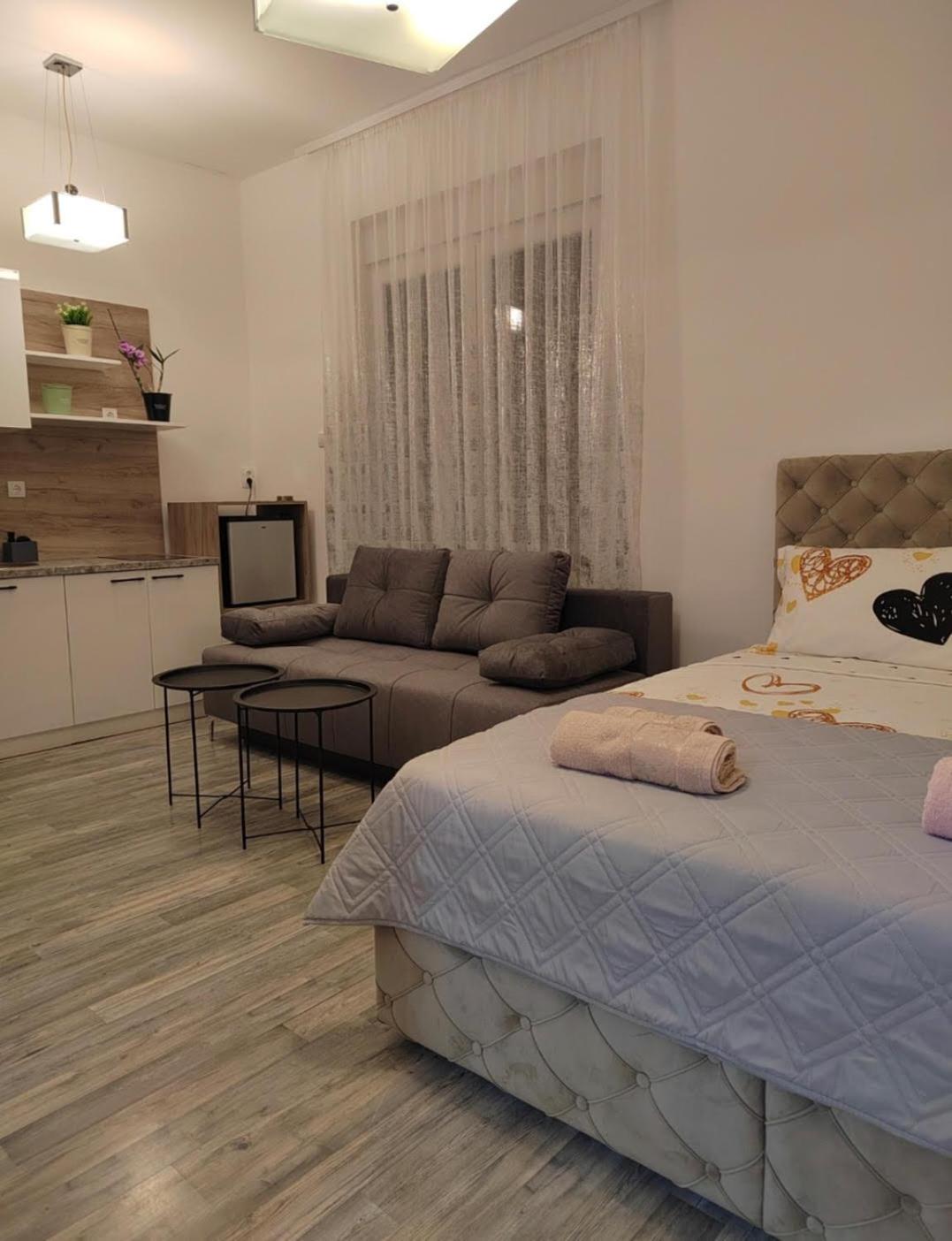 Jes Apartments