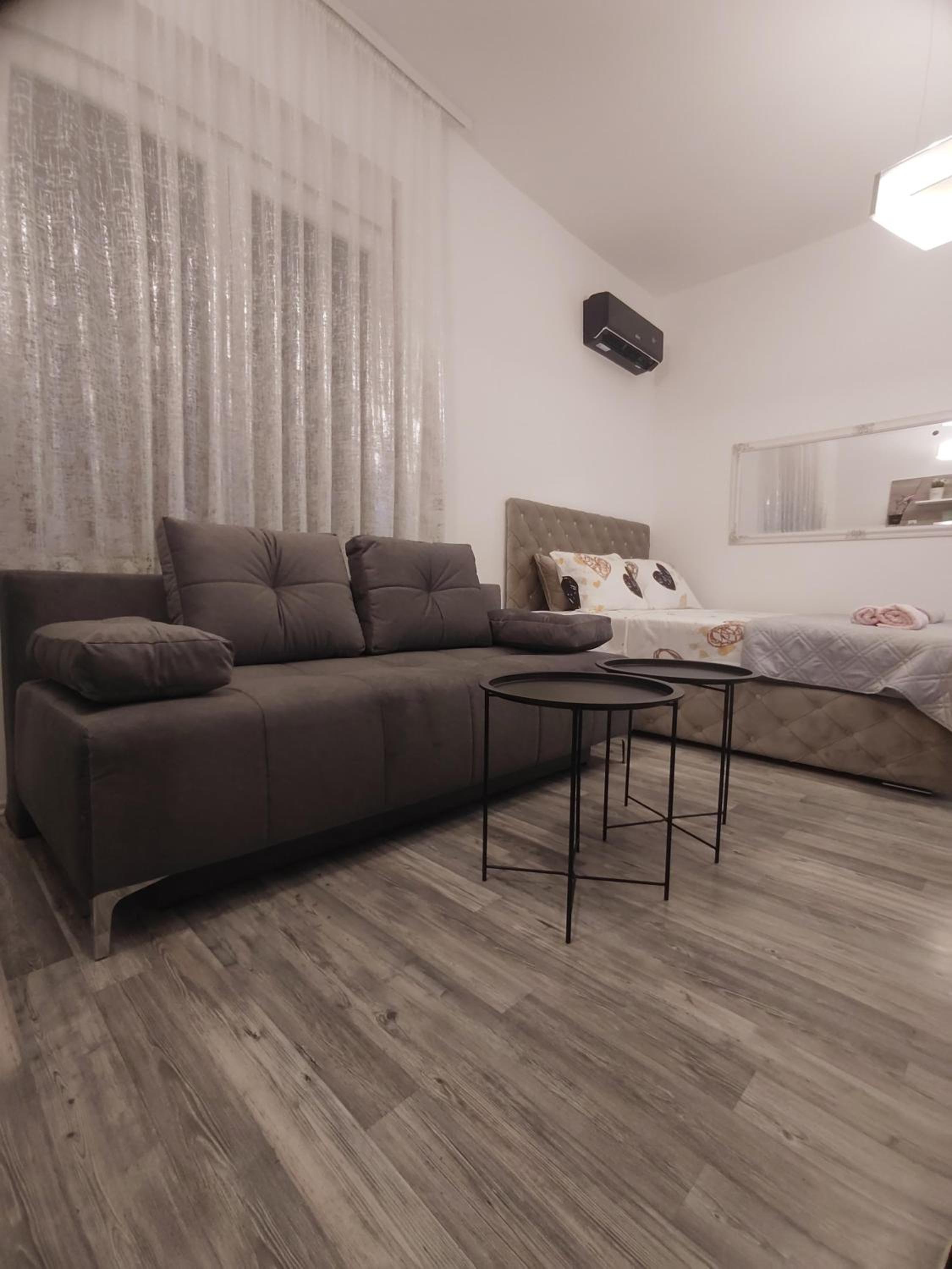 Jes Apartments