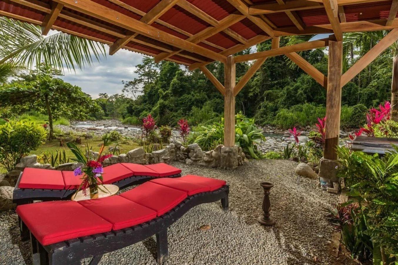 Macaw Villa - Riverfront With A Pool