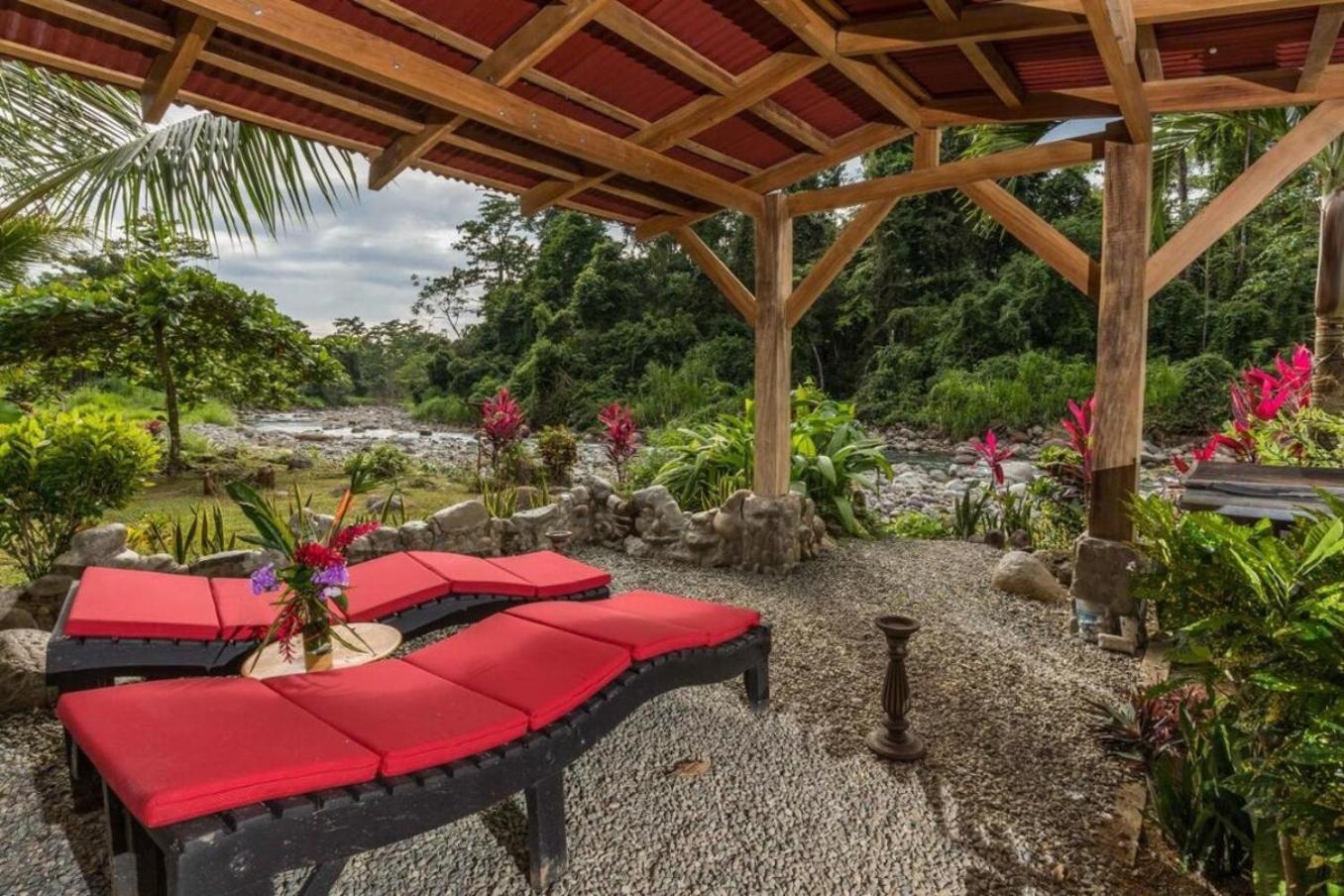 La Rana Deluxe Villa - Riverfront With A Pool