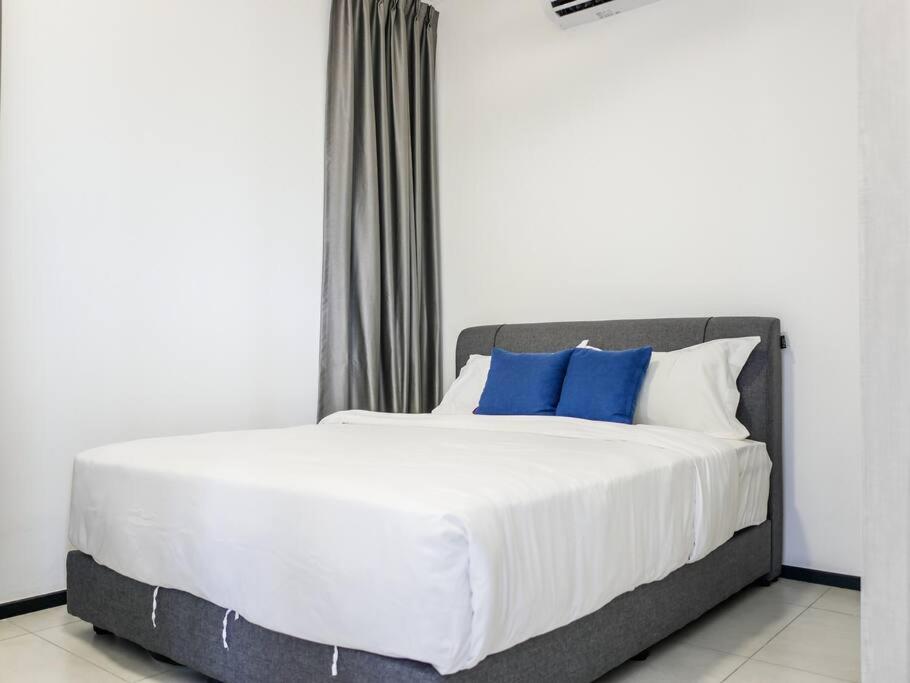 Comfort 3 Bedroom Urban Suite by Uptrend Home Management photo 7