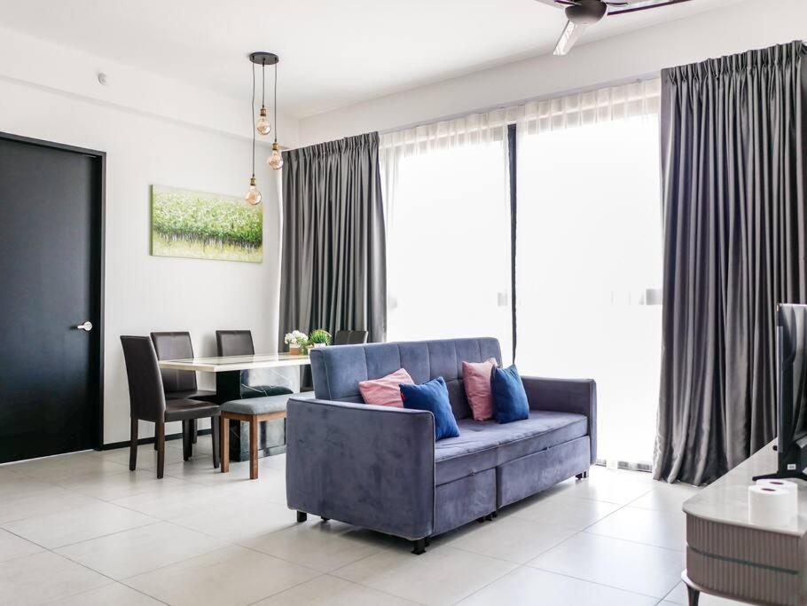 Comfort 3 Bedroom Urban Suite by Uptrend Home Management photo 8
