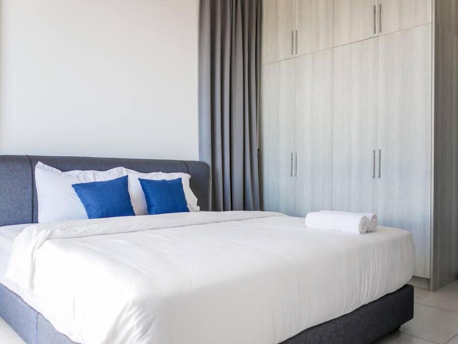 Comfort 3 Bedroom Urban Suite by Uptrend Home Management