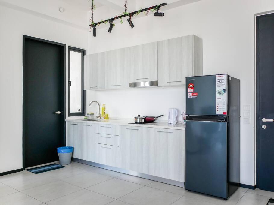Comfort 3 Bedroom Urban Suite by Uptrend Home Management