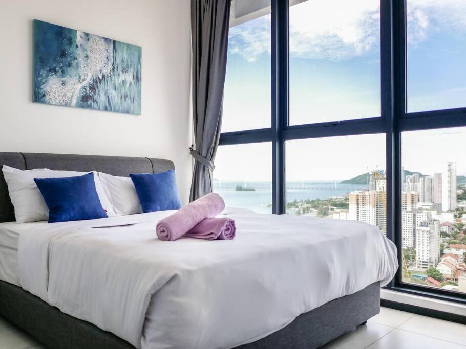 Comfort 3 Bedroom Urban Suite by Uptrend Home Management