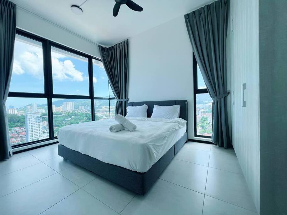 Comfort 3 Bedroom Urban Suite by Uptrend Home Management