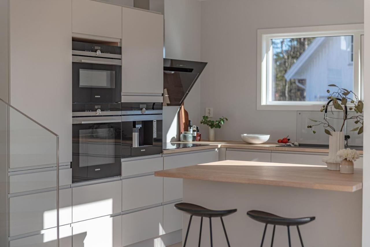 NY Funkisvilla med høy standard på vakre Kungsvik med fantastisk takterrasse