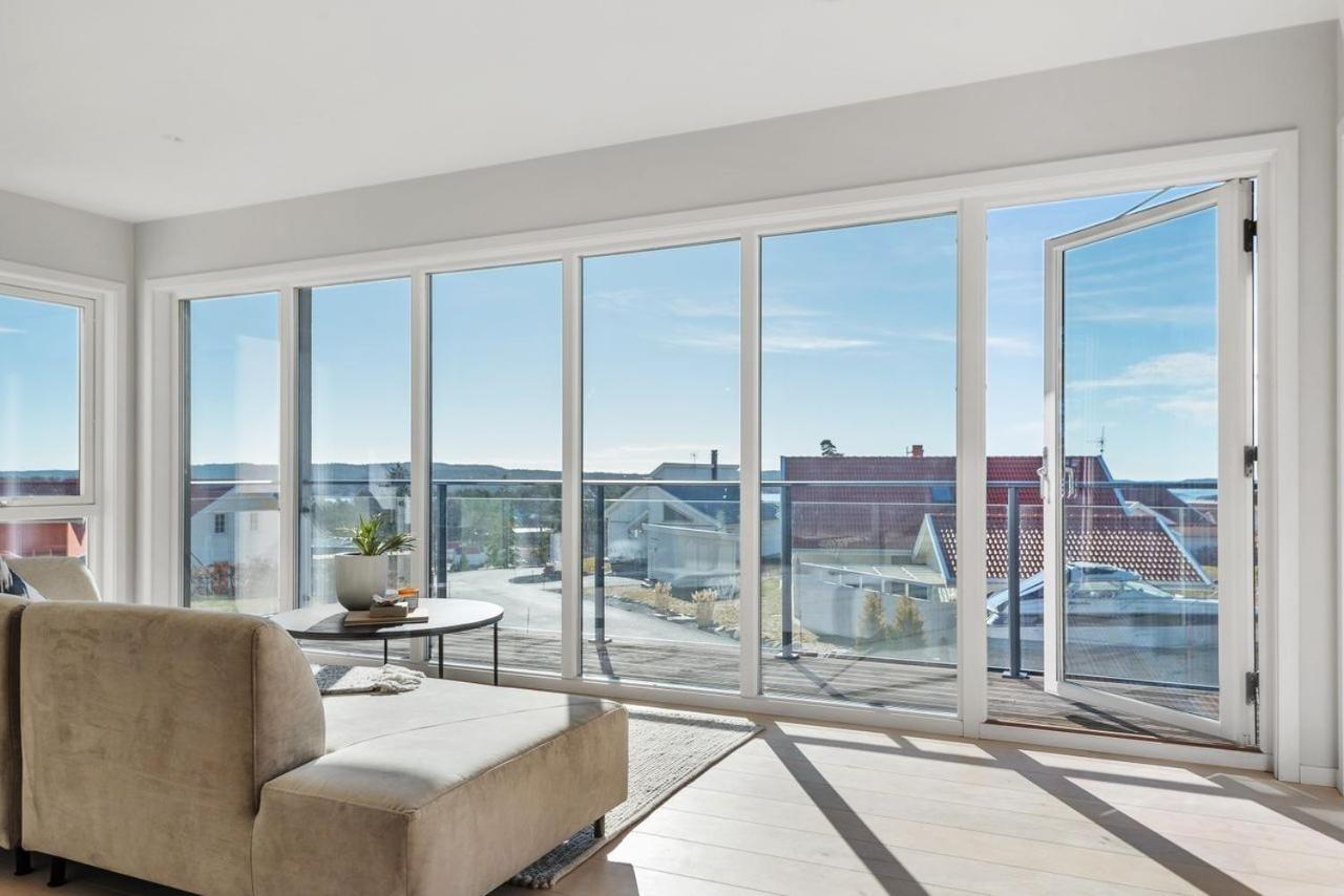 NY Funkisvilla med høy standard på vakre Kungsvik med fantastisk takterrasse