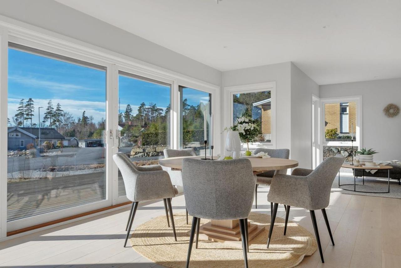 NY Funkisvilla med høy standard på vakre Kungsvik med fantastisk takterrasse